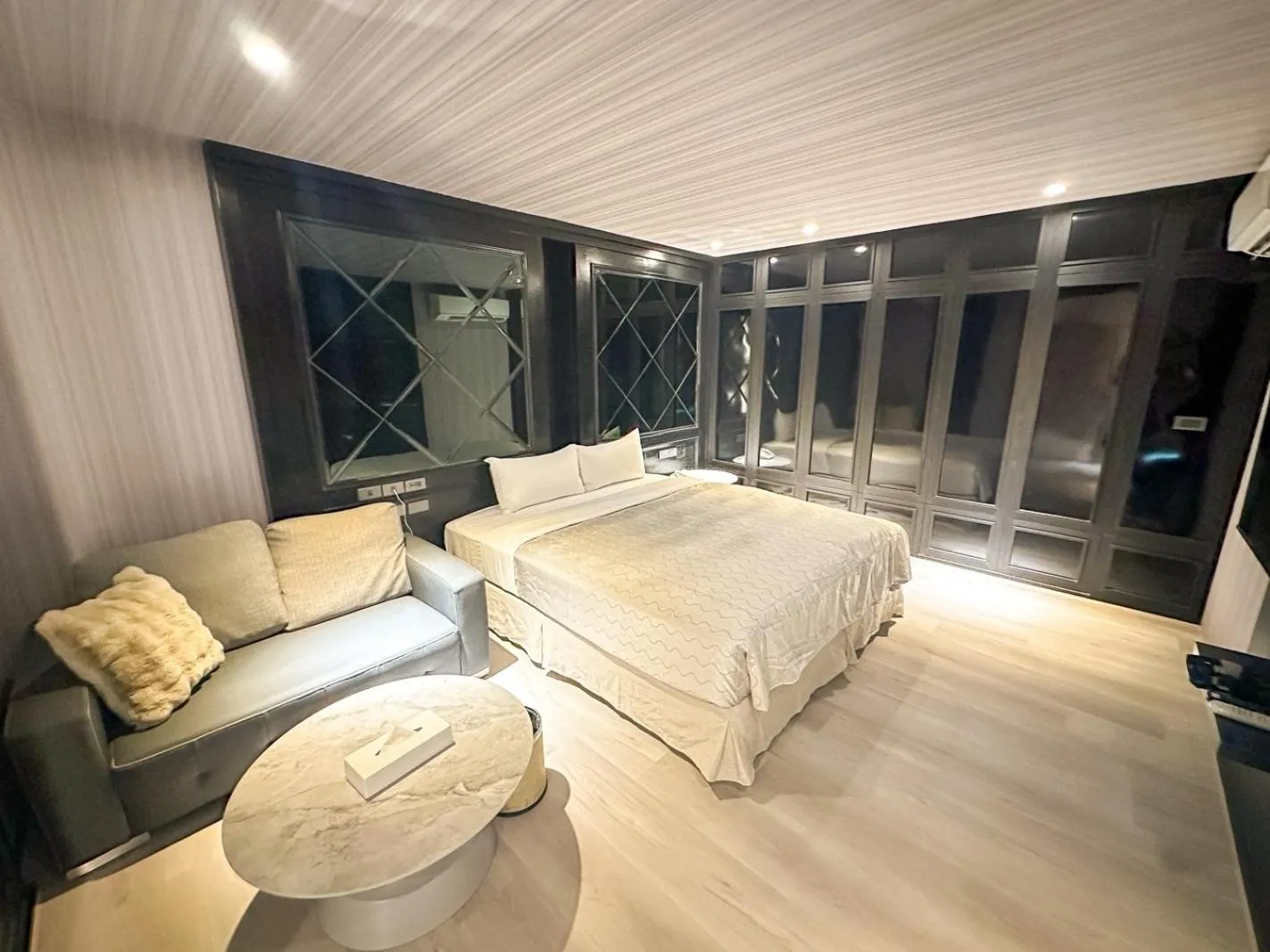 Bed in Fair Tale Motel - Sea