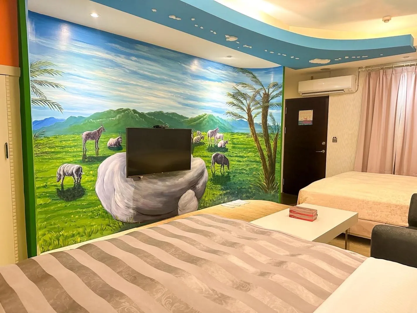 Bed in Fair Tale Motel - Sea