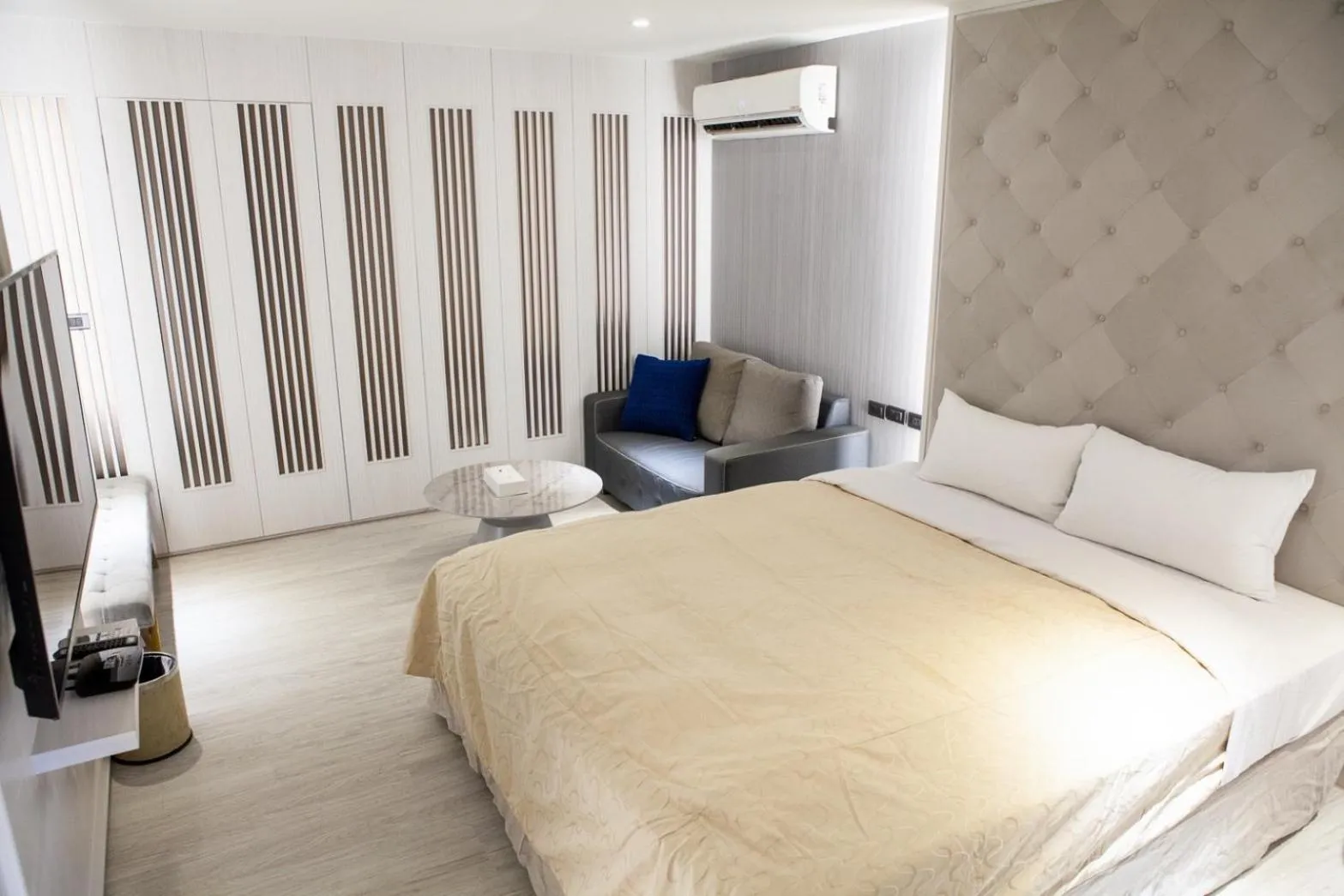 Bed in Fair Tale Motel - Sea