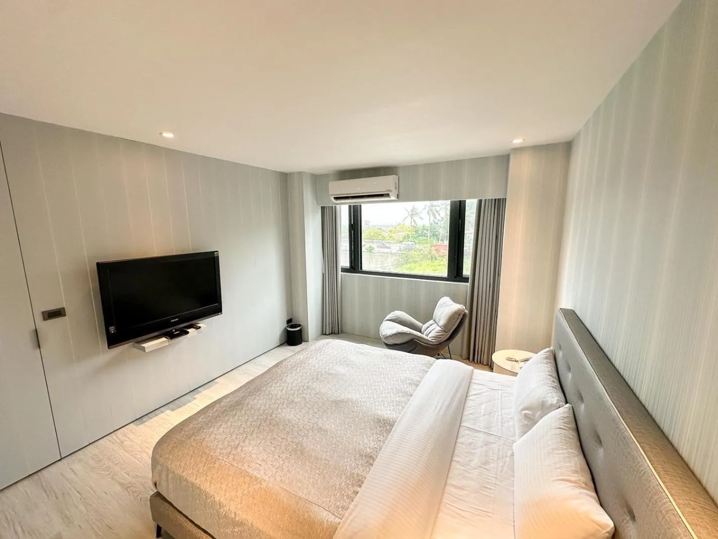 Bed in Fair Tale Motel - Sea