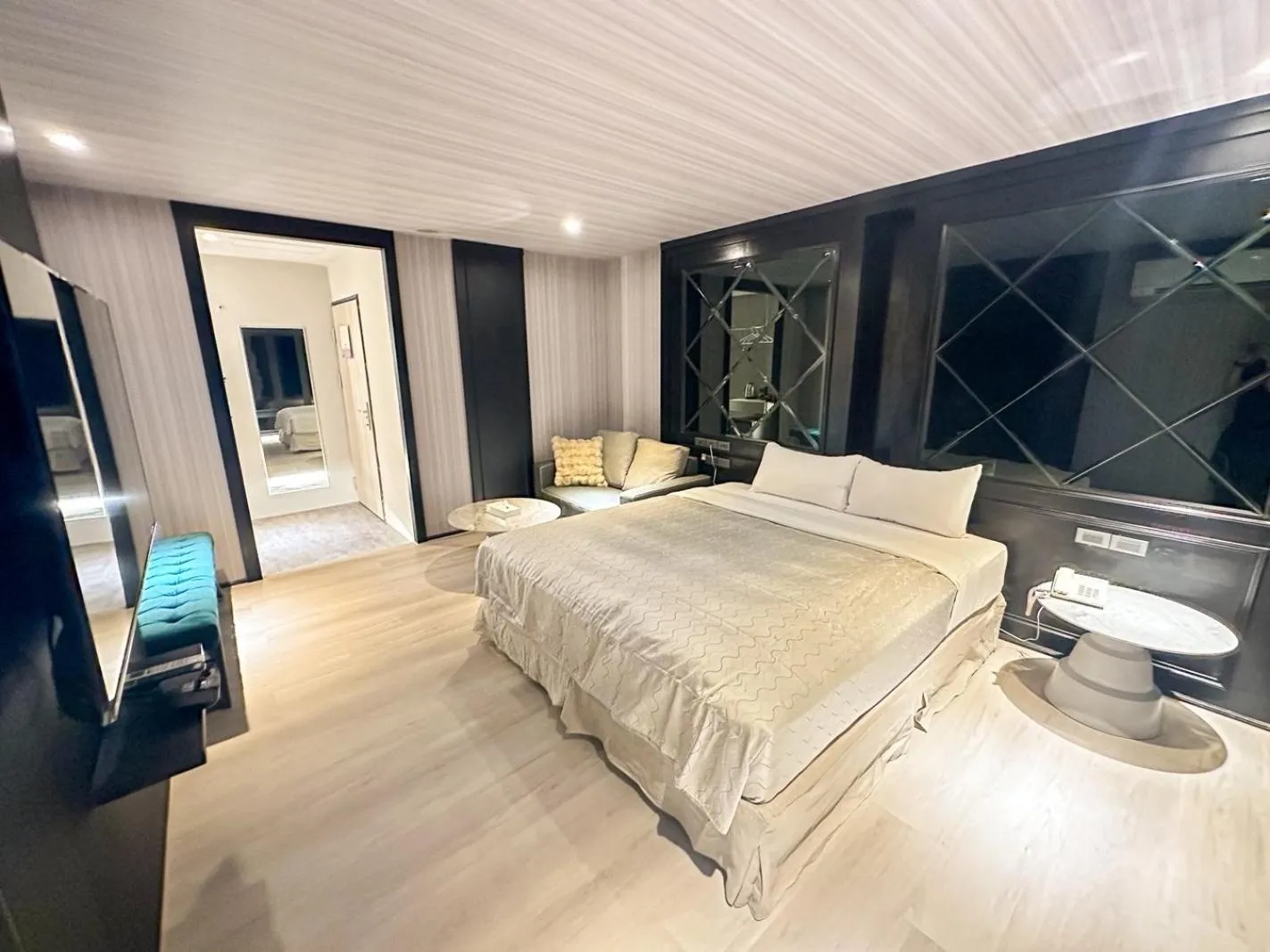 Bed in Fair Tale Motel - Sea