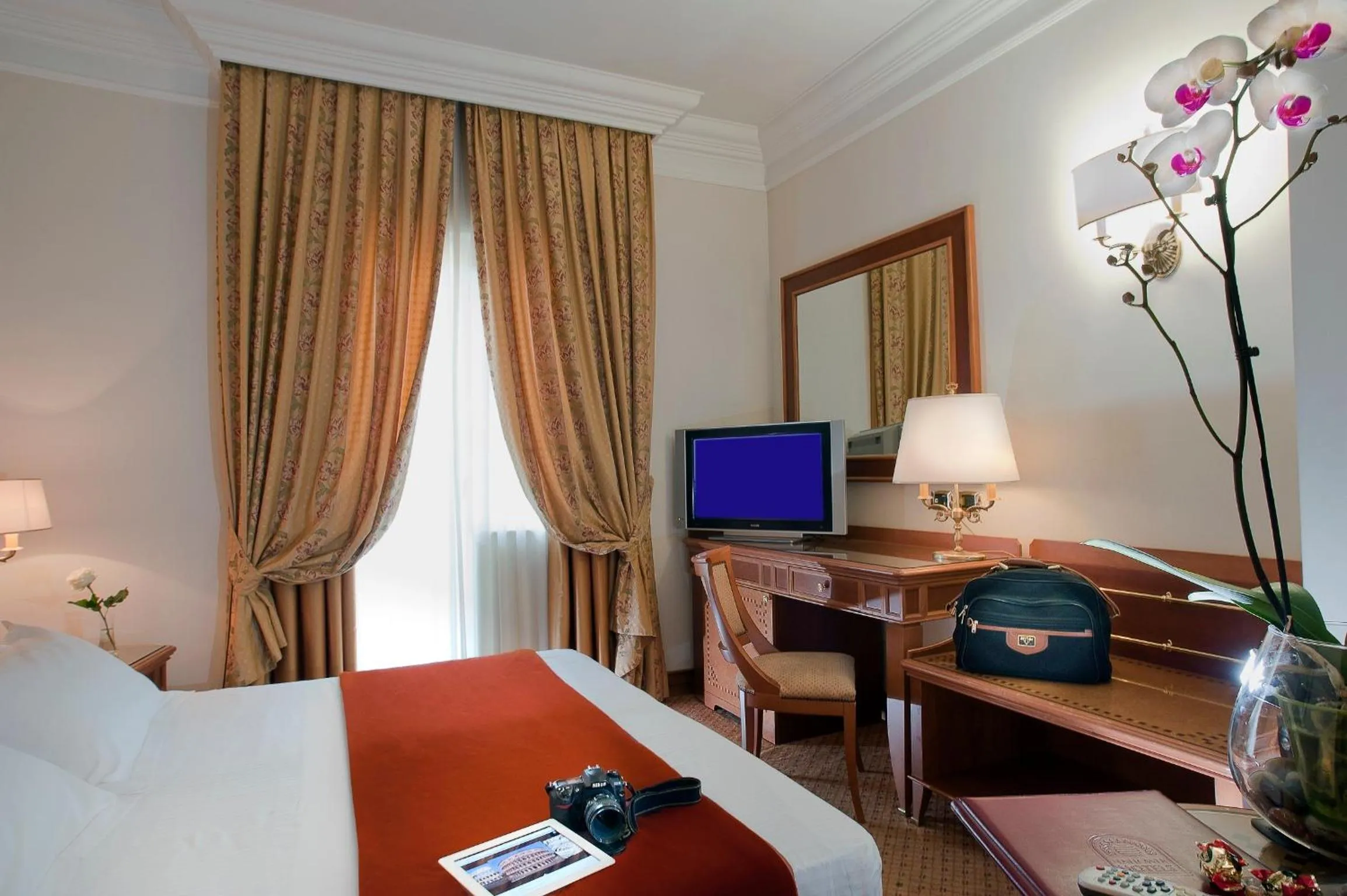 TV and multimedia, Bed in Pinewood Hotel Rome