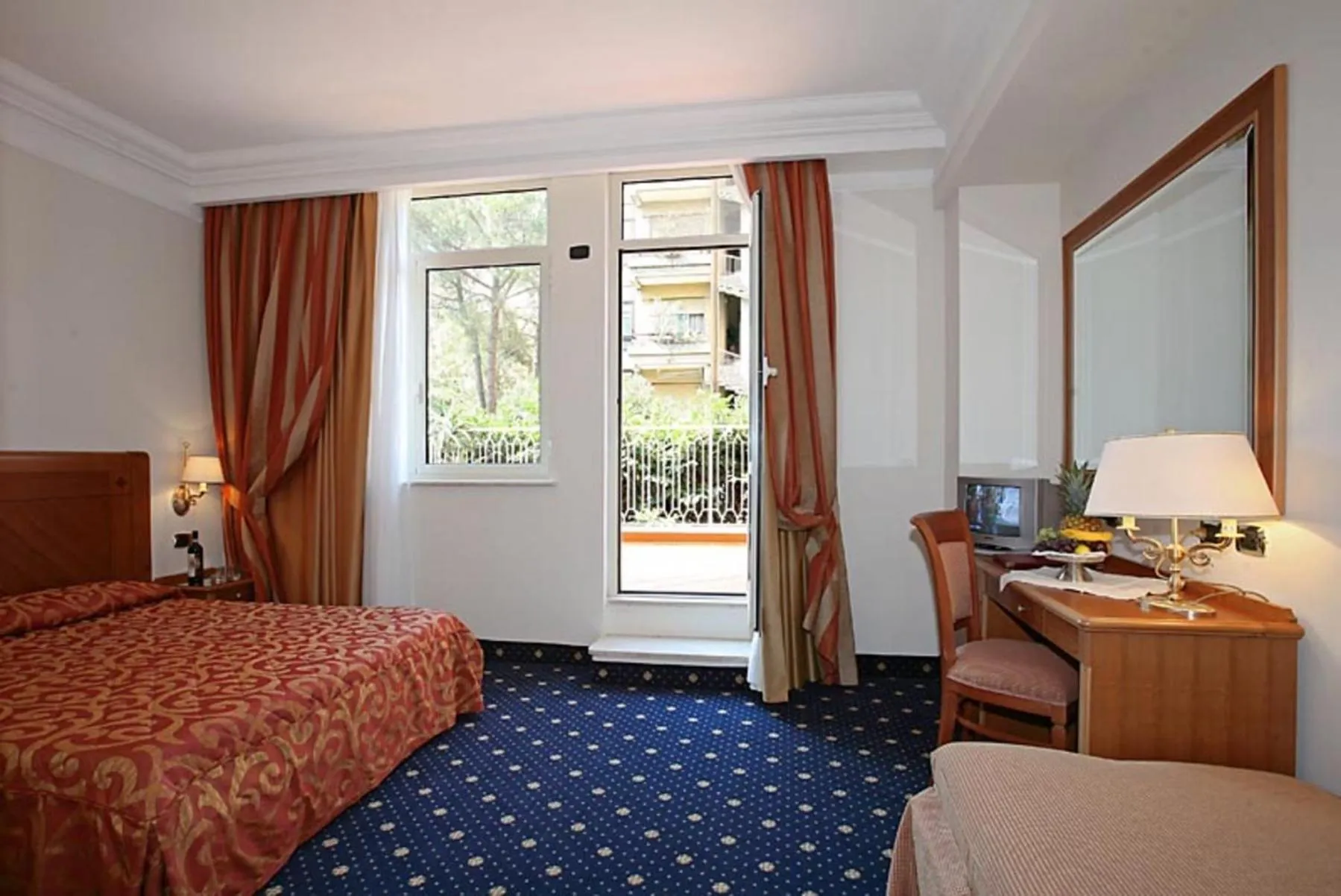 Photo of the whole room, Bed in Pinewood Hotel Rome