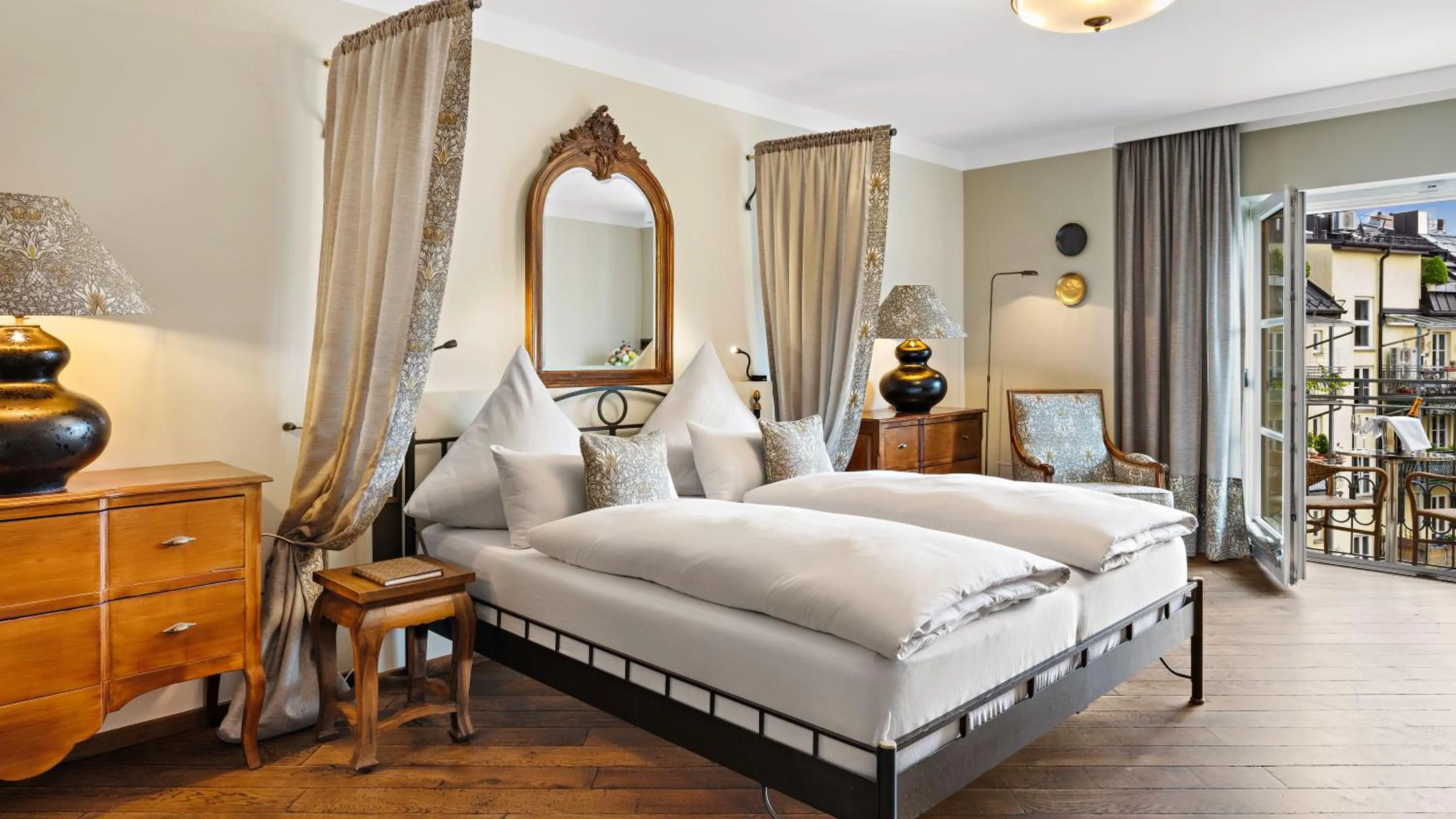 Property building, Bed in Hotel Deutsche Eiche