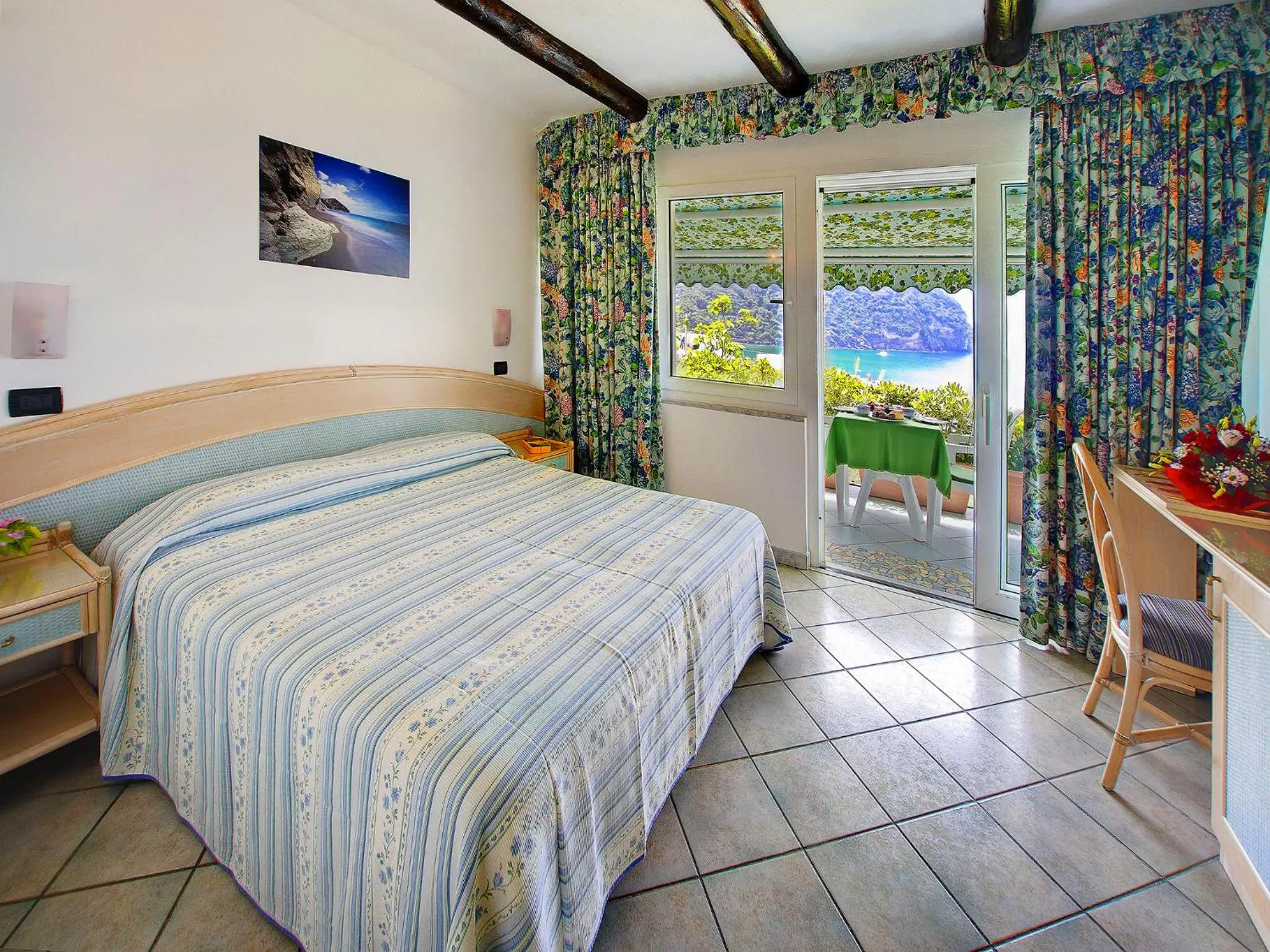 Balcony/Terrace, Bed in Hotel Casa del Sole