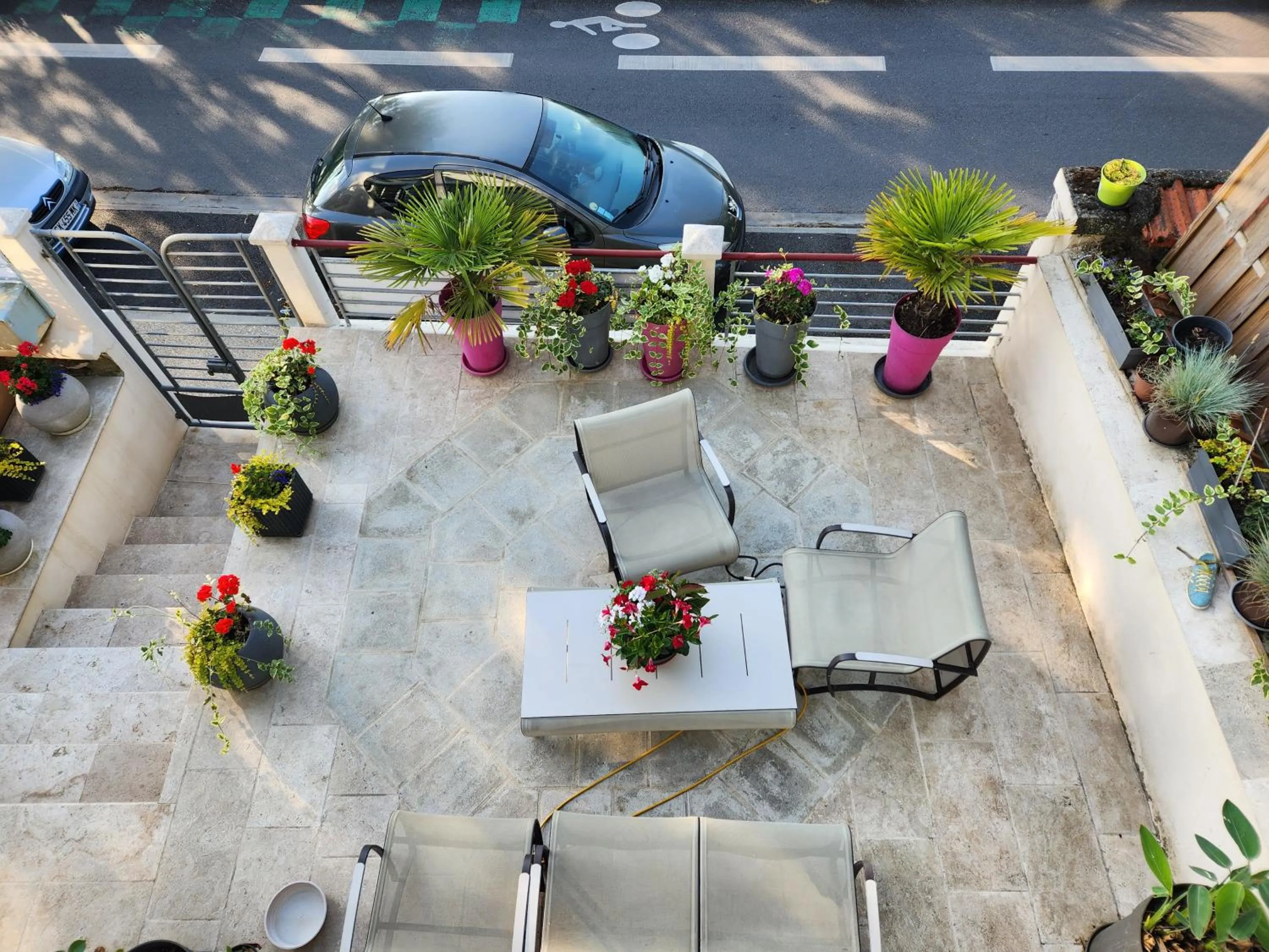 Quiet street view in LES PINGOUINS DE LA MARNE