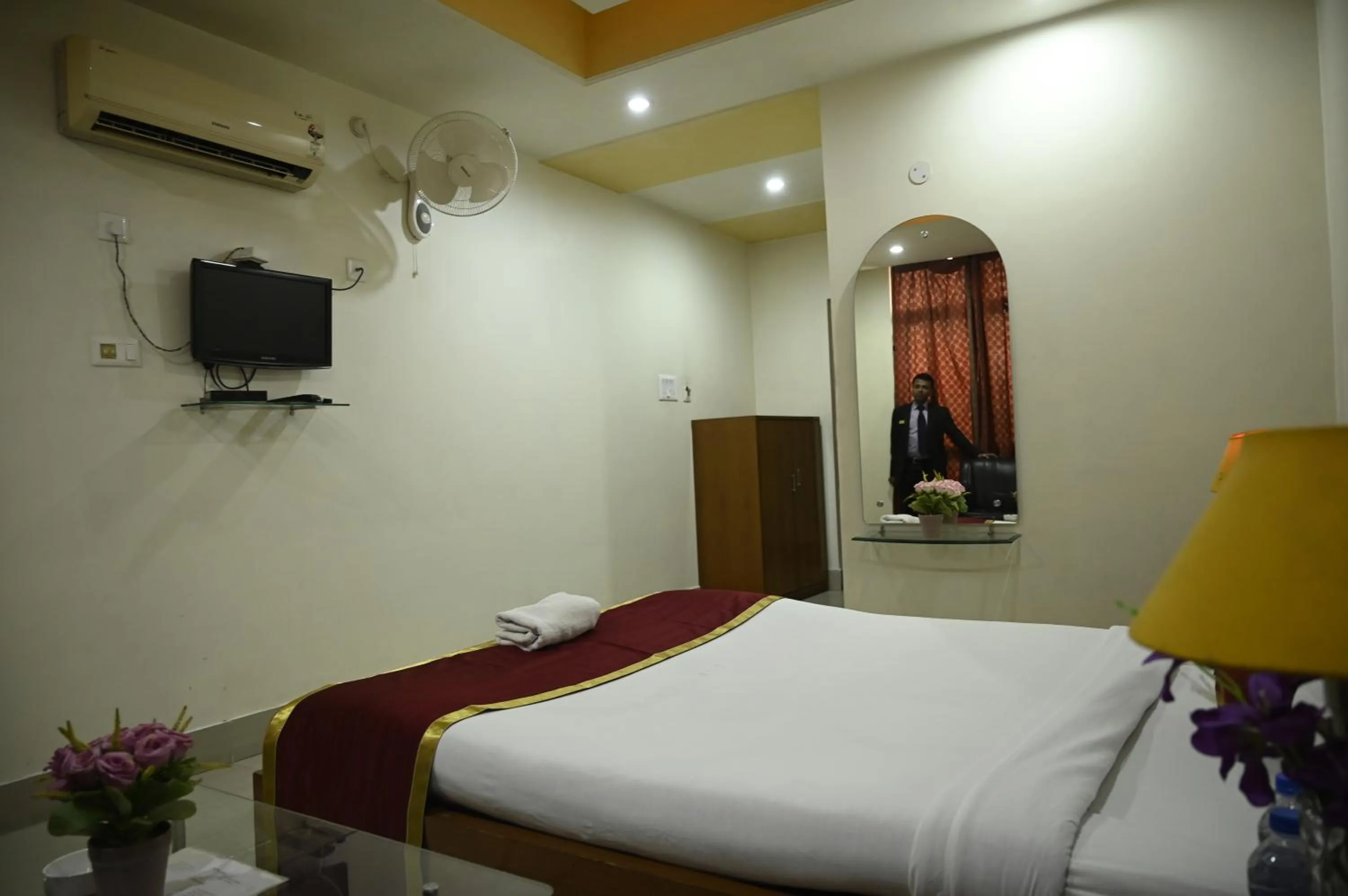 Communal lounge/ TV room, Bed in Hotel Dooars Mountain