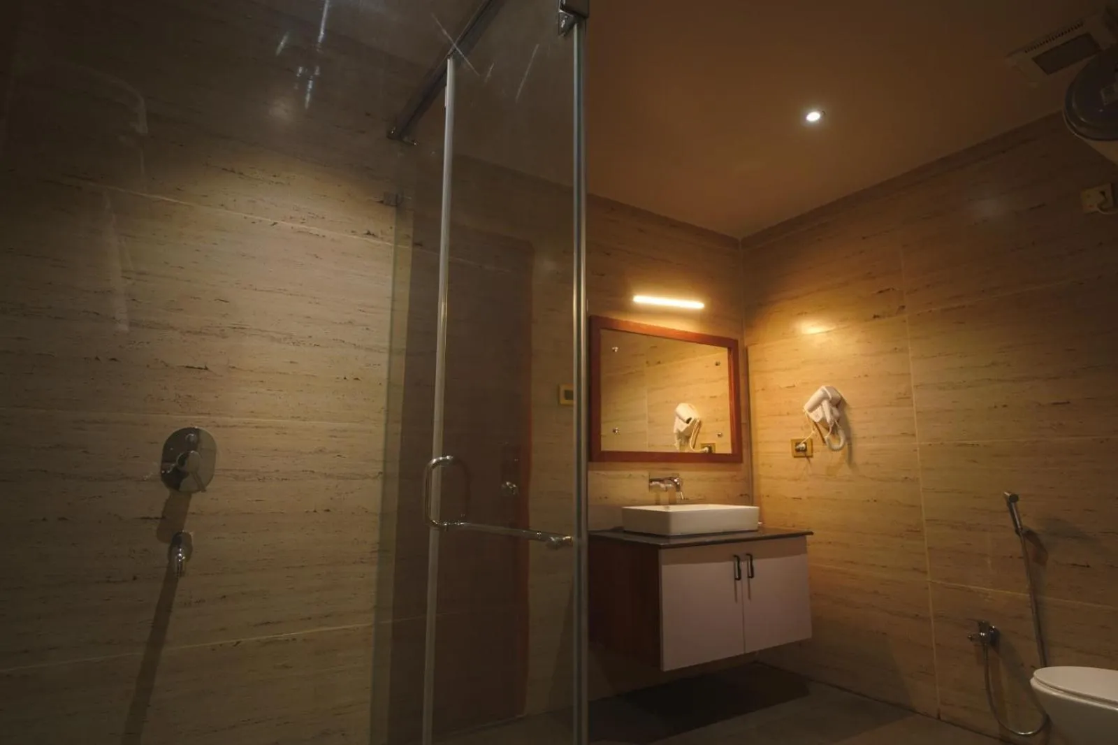 Shower in Hotel Dooars Mountain