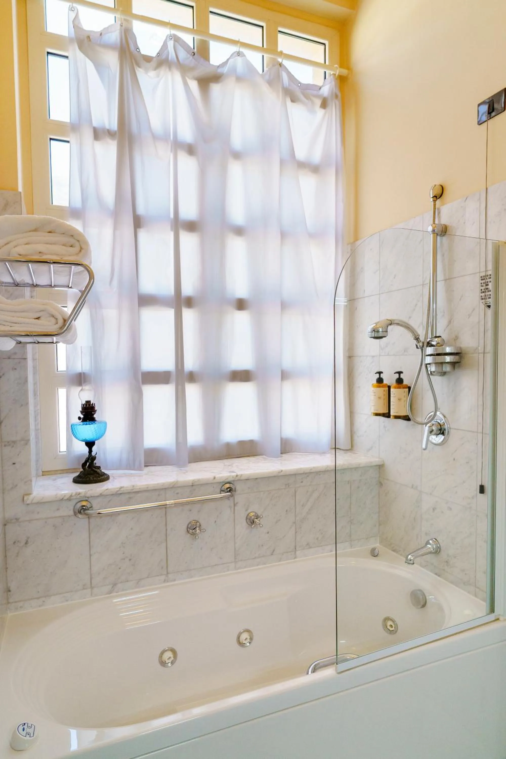 Shower in Hotel San Luca