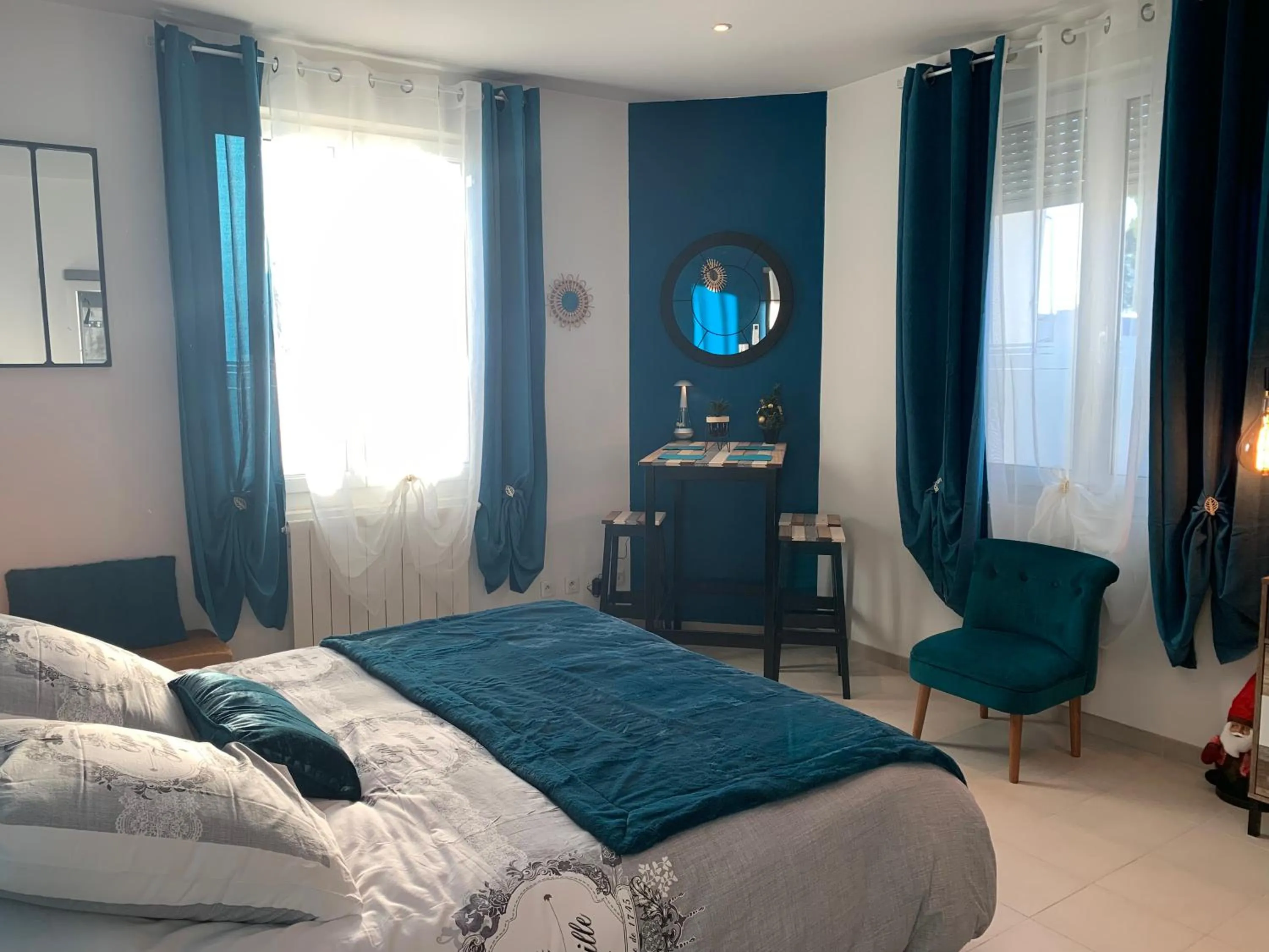 Photo of the whole room, Bed in La Liberté