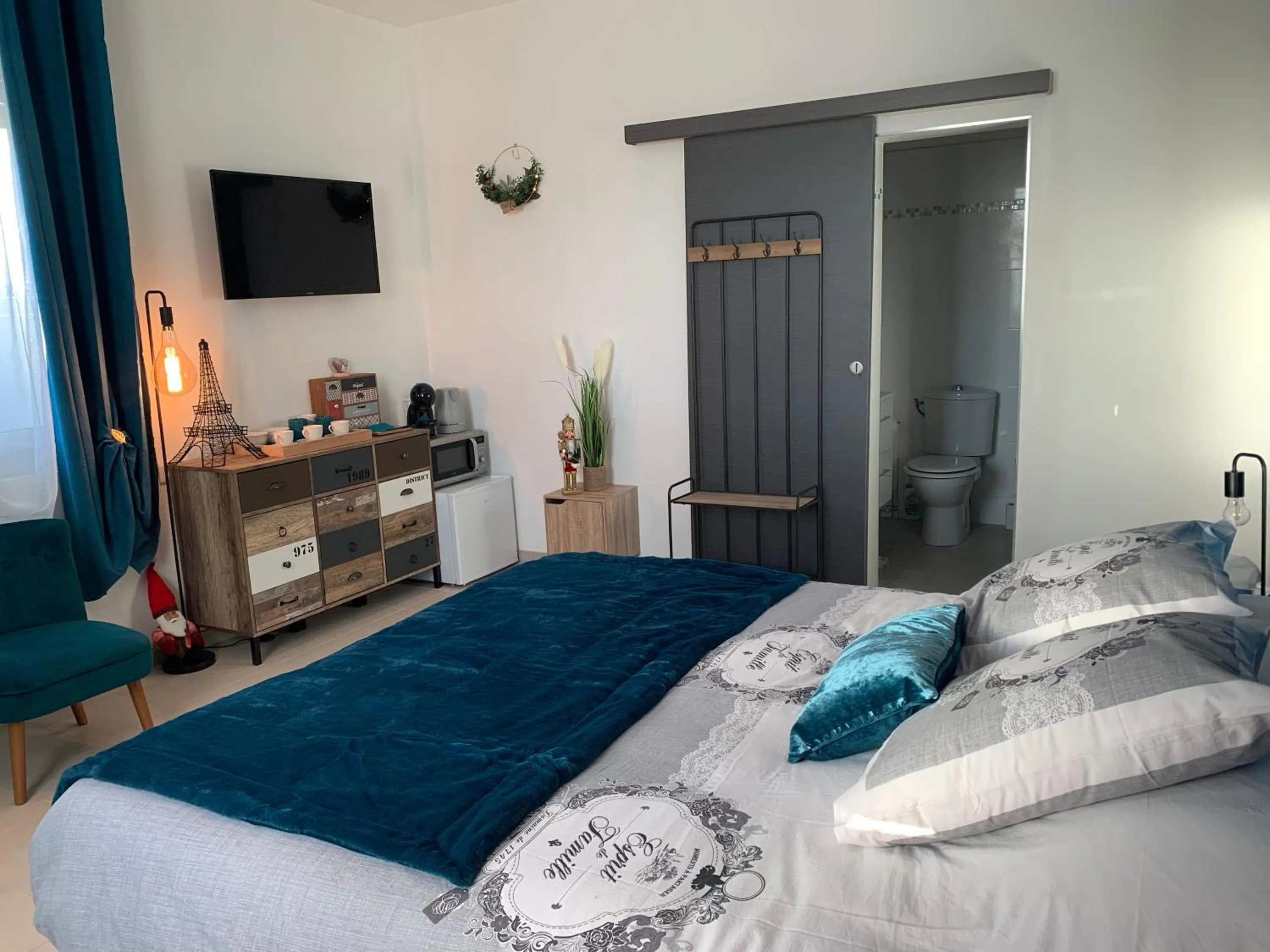 Photo of the whole room, Bed in La Liberté