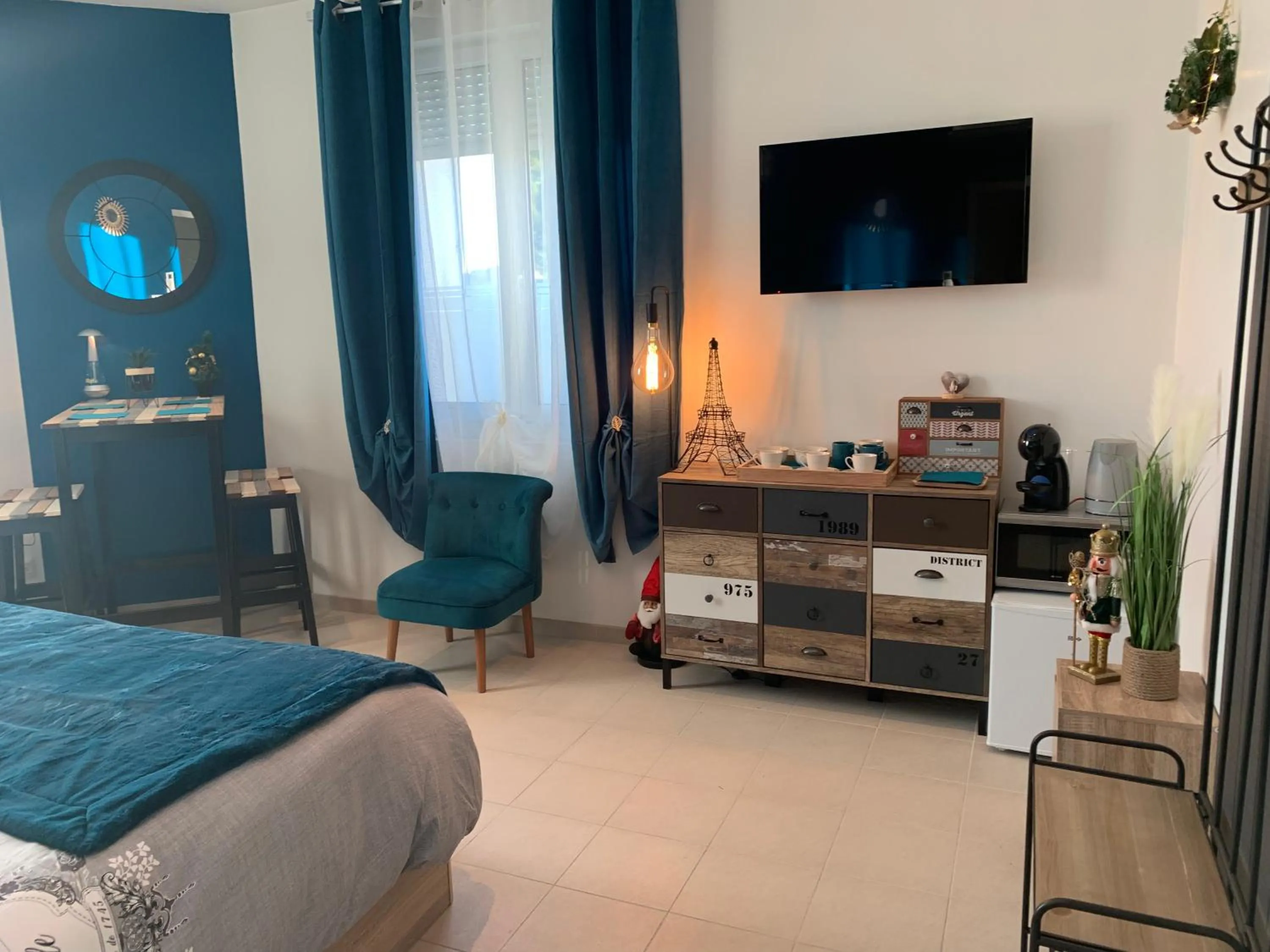 Photo of the whole room, Bed in La Liberté