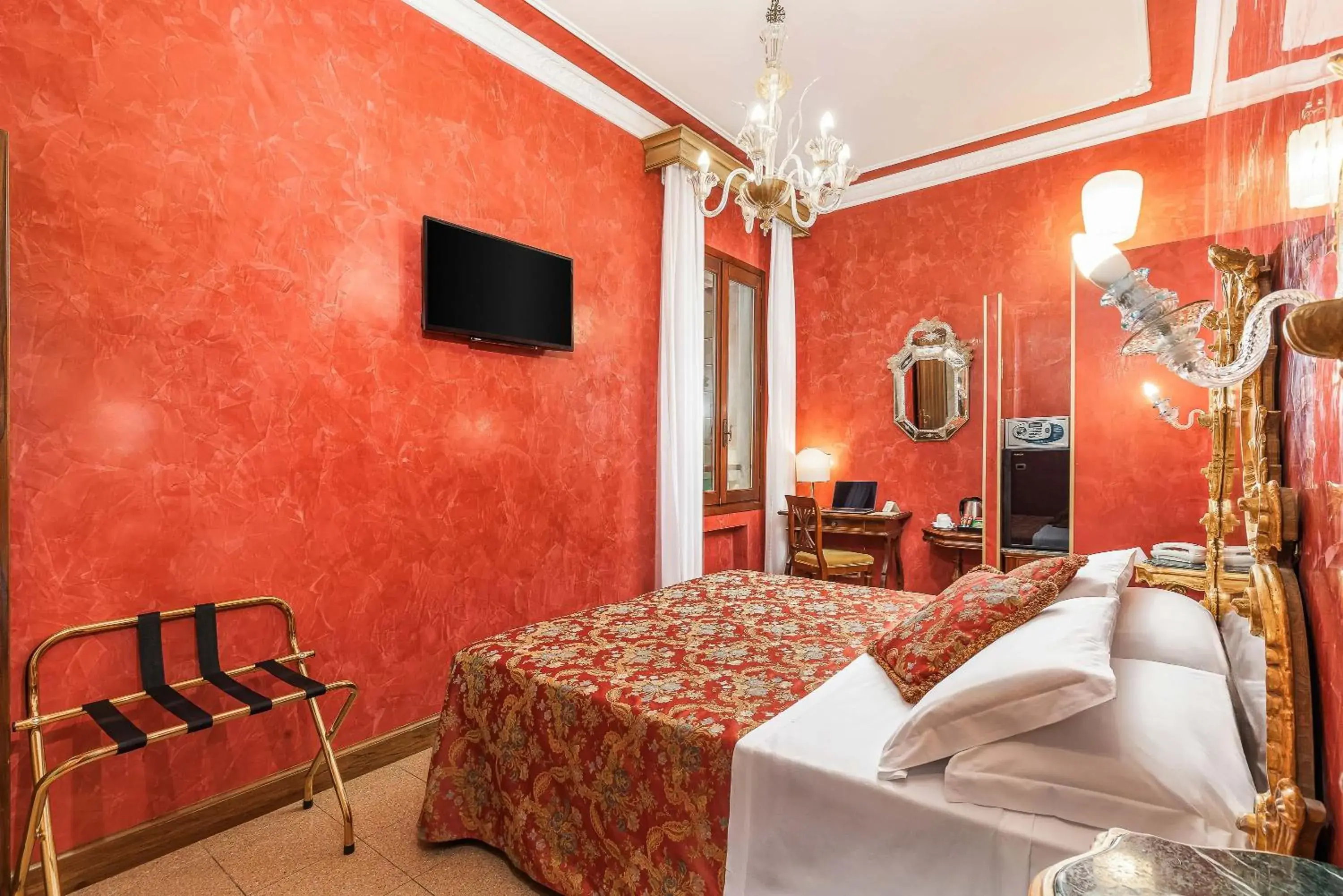 Classic Double or Twin Room in Hotel San Moisè Classic Double or Twin Room in Hotel San Moisè