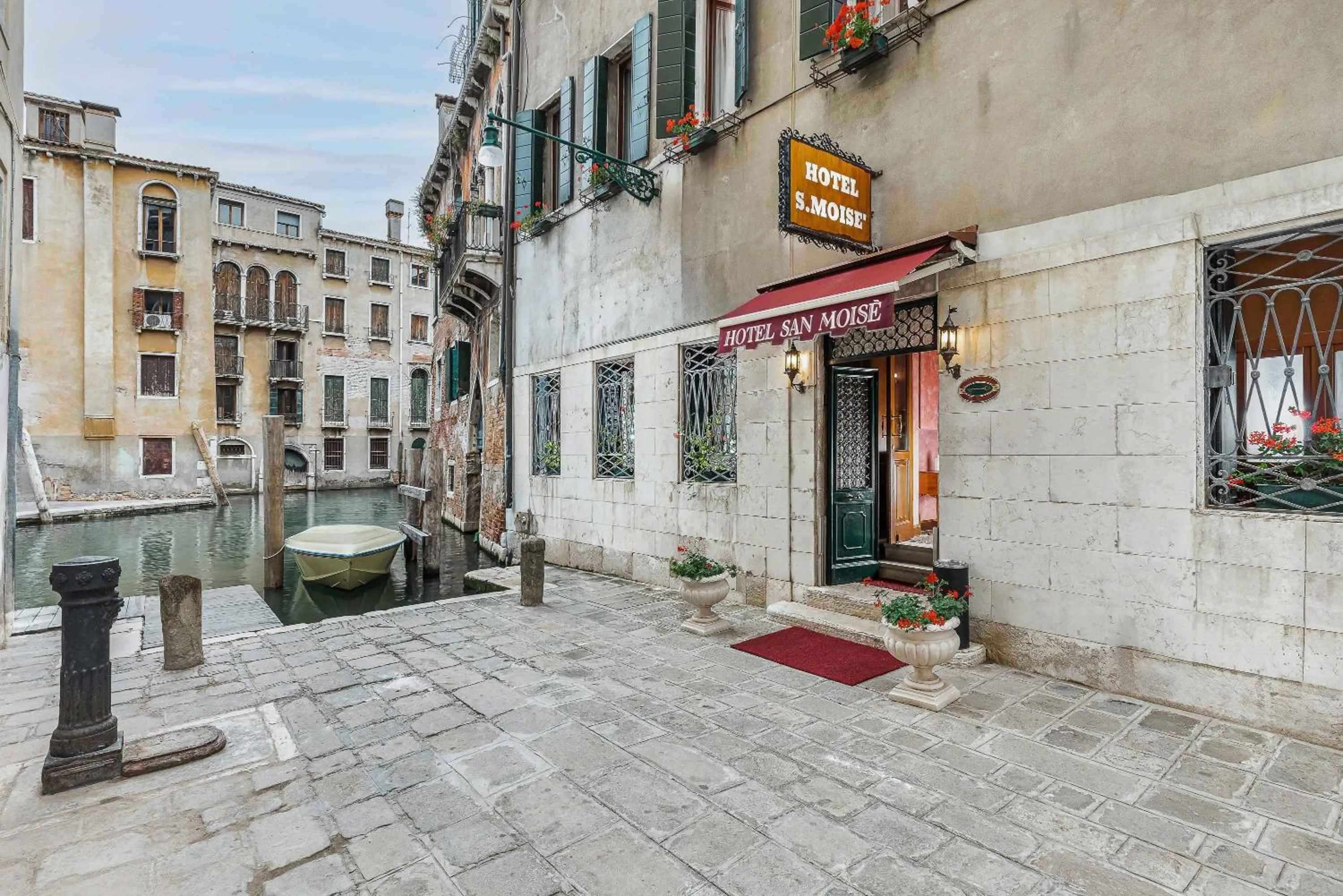 Property building in Hotel San Moisè