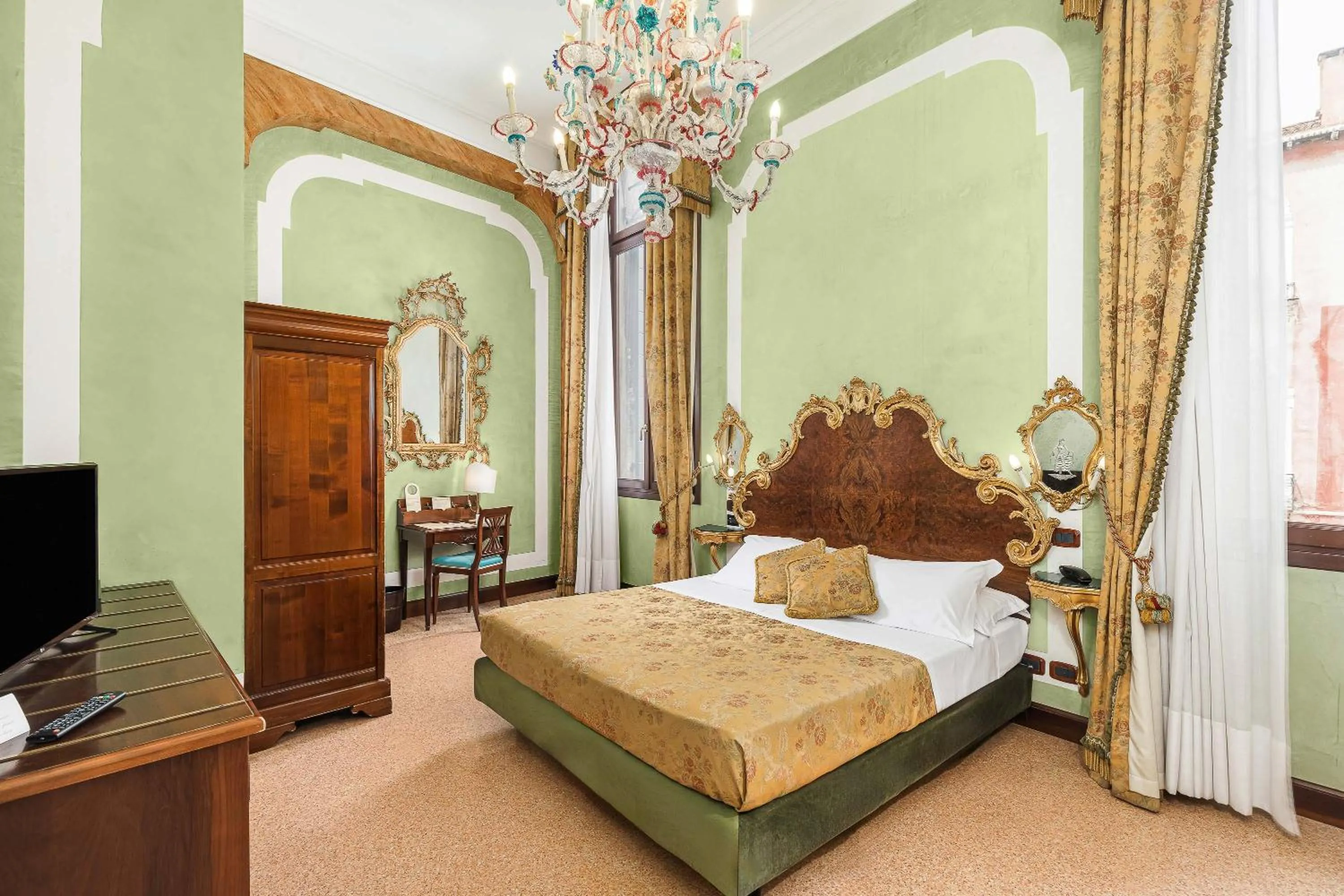 Bed in Hotel San Moisè