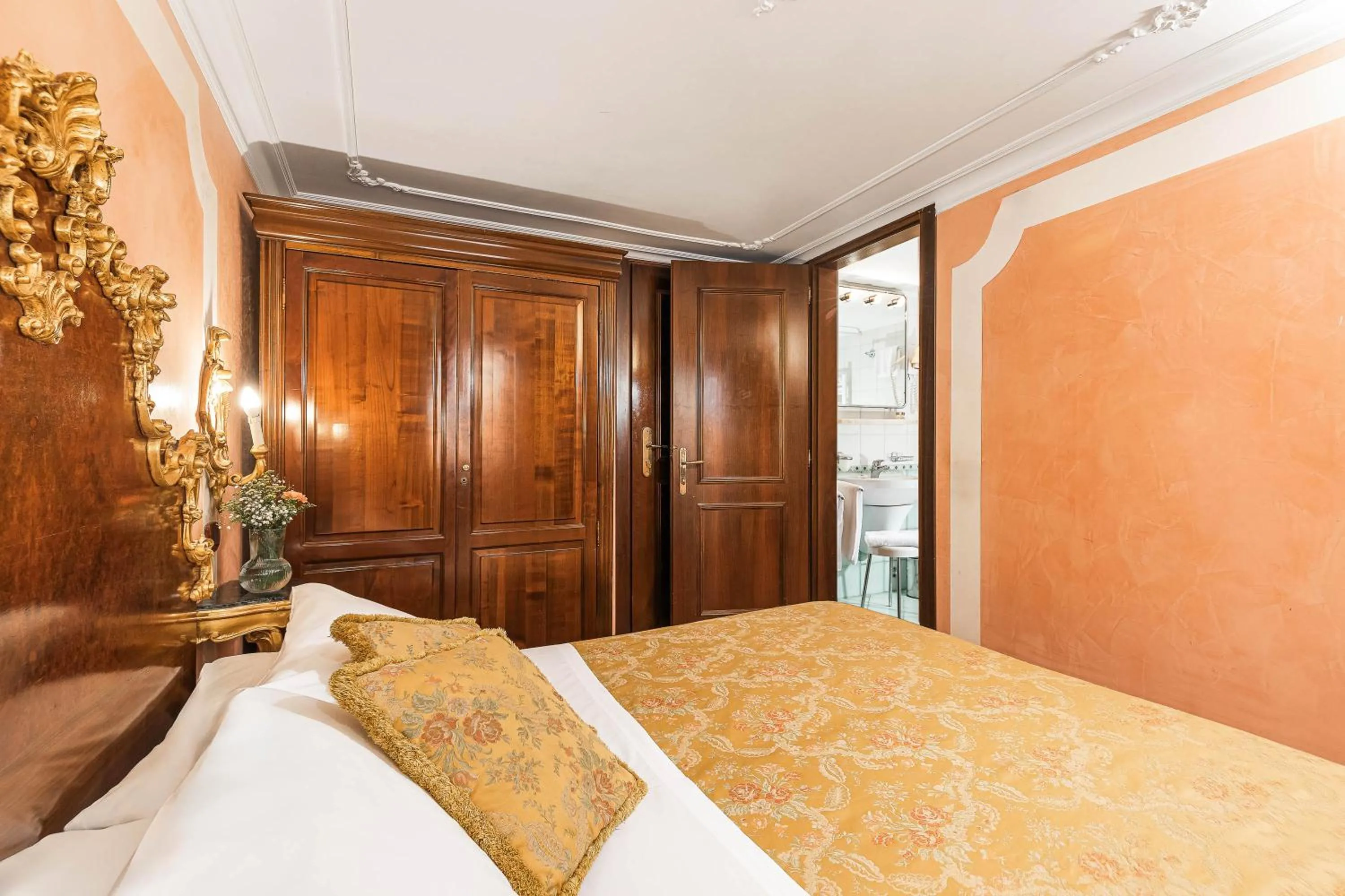 Bed in Hotel San Moisè