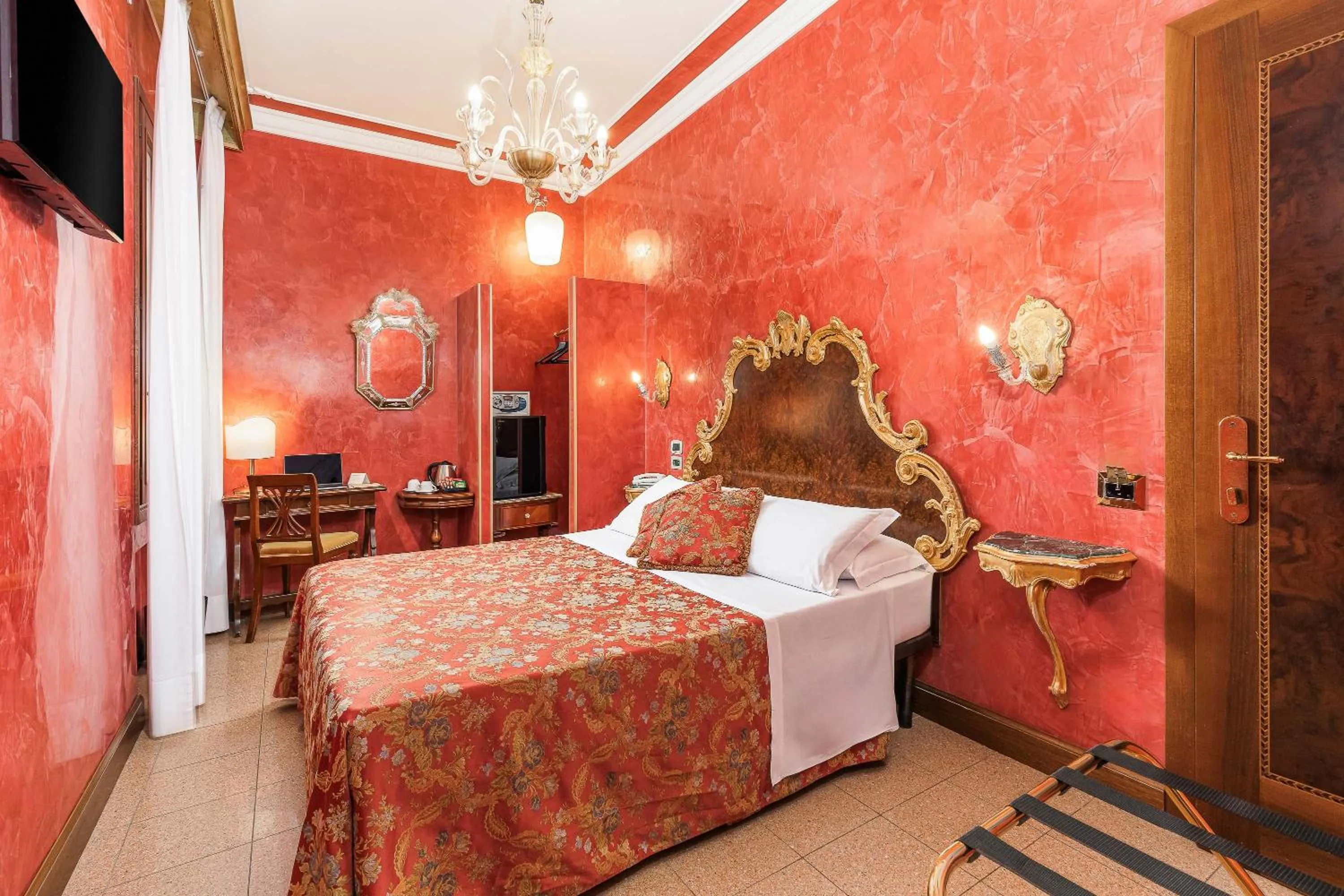 Bed in Hotel San Moisè