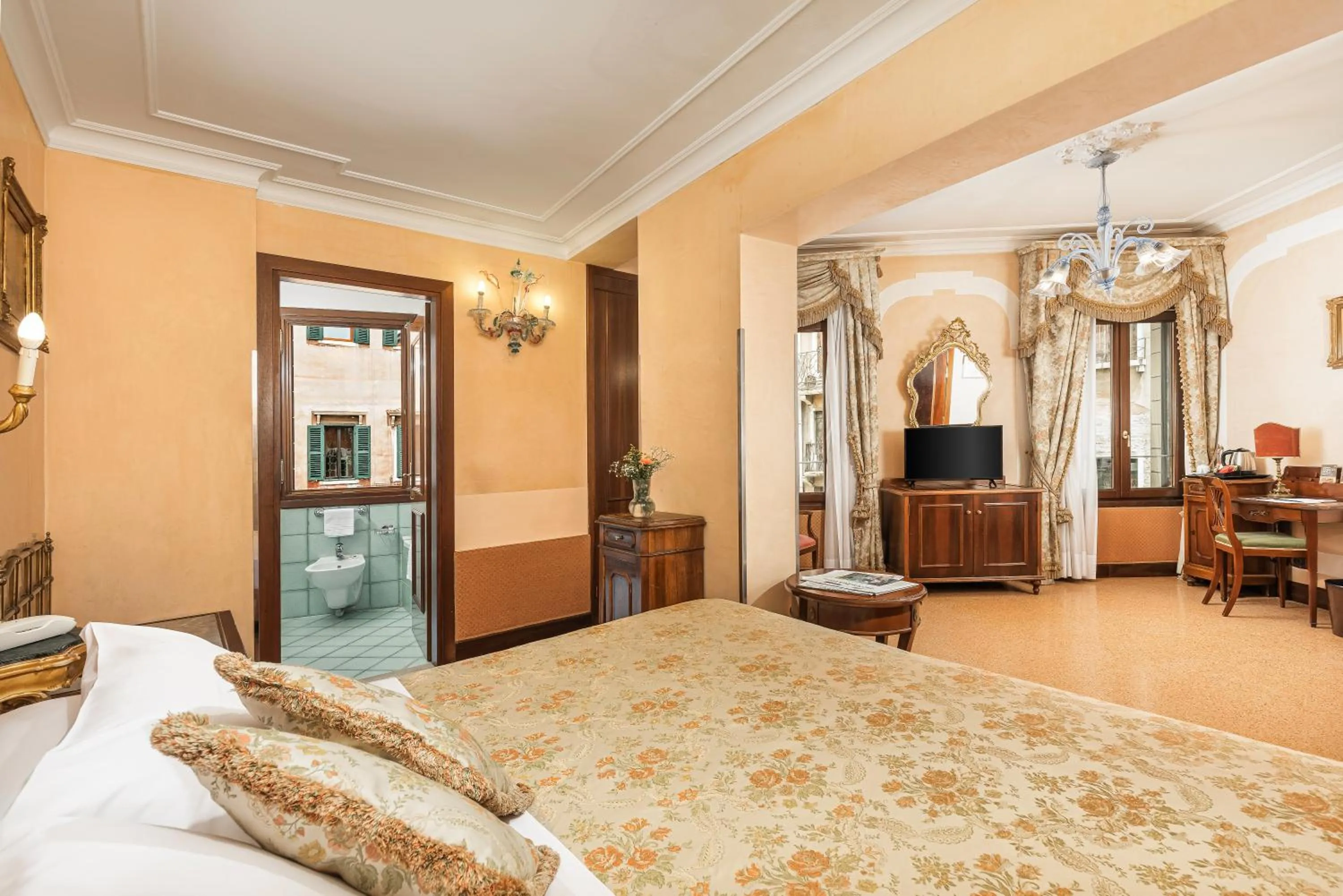 Bed in Hotel San Moisè