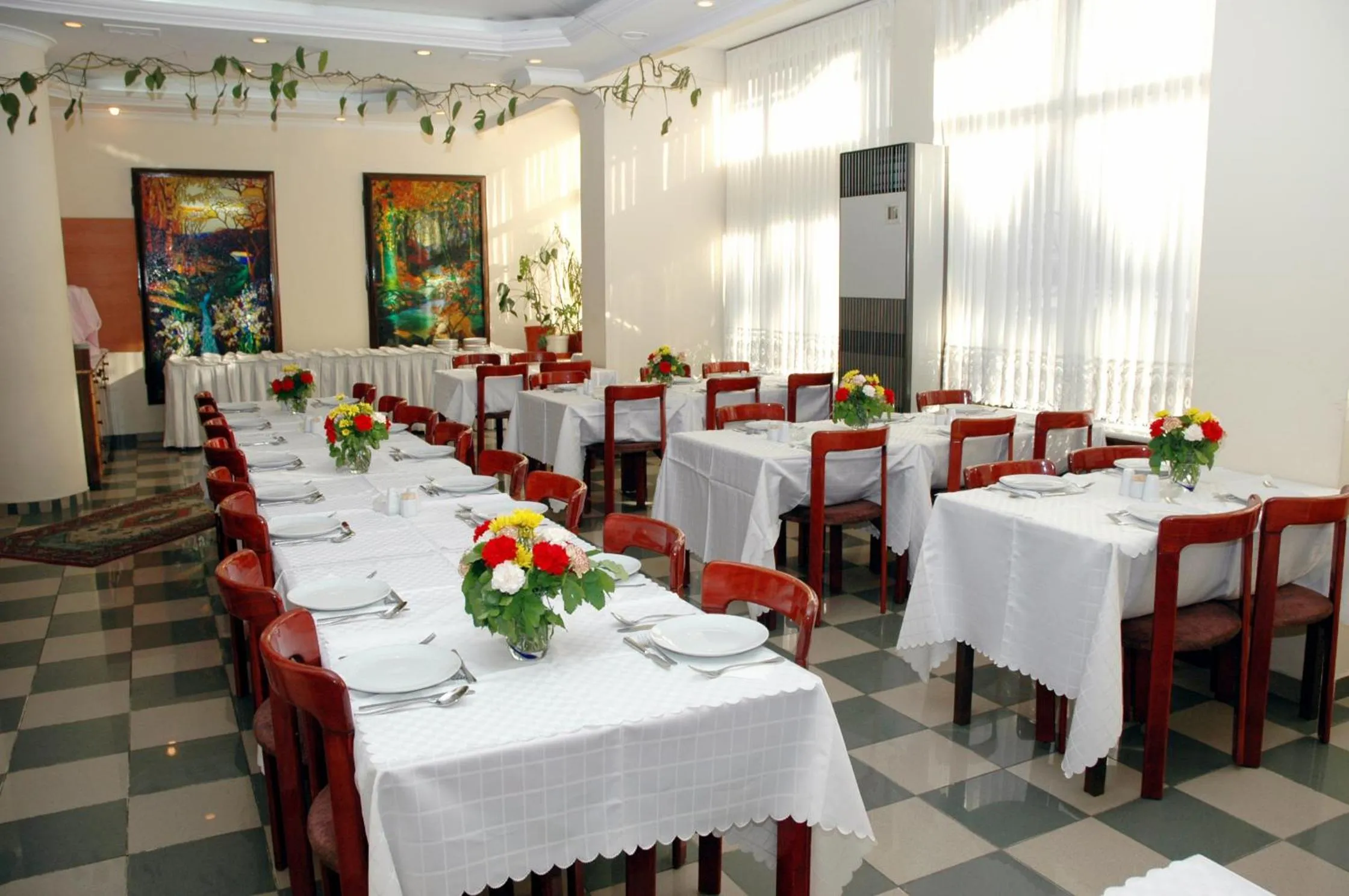 Restaurant/places to eat in Avlonya Hotel