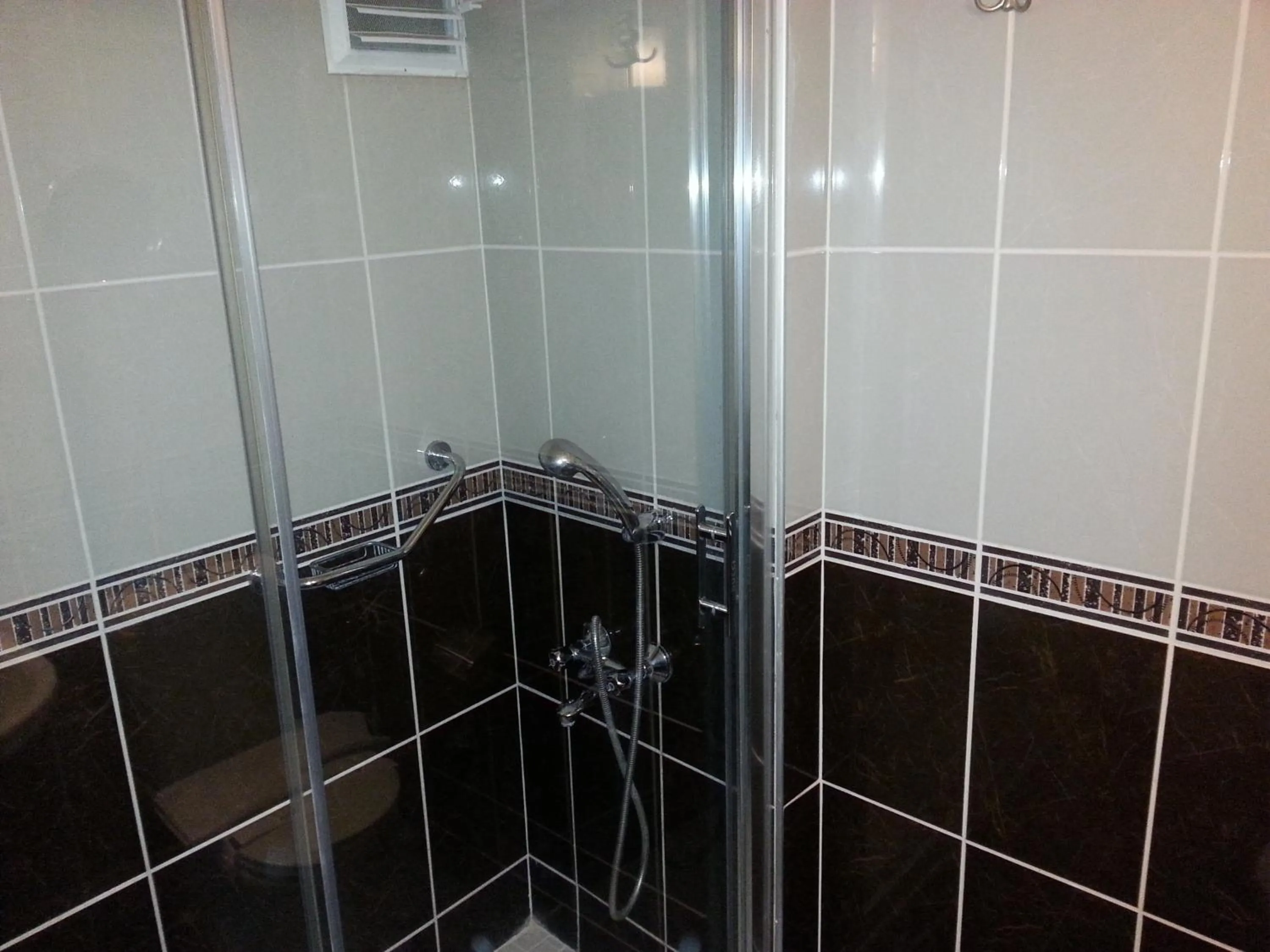 Shower in Avlonya Hotel