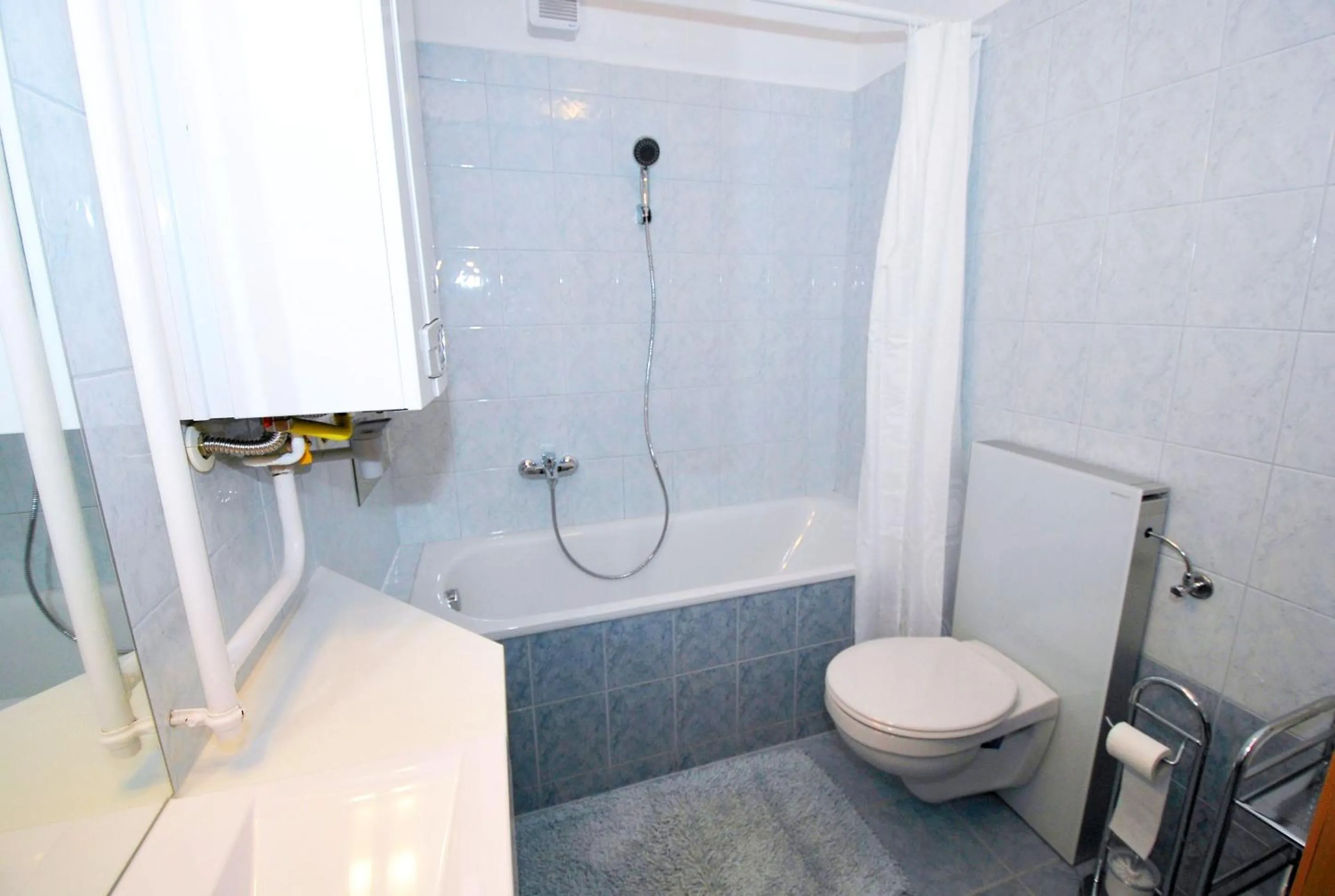 Shower in Arpad Bridge Apartments