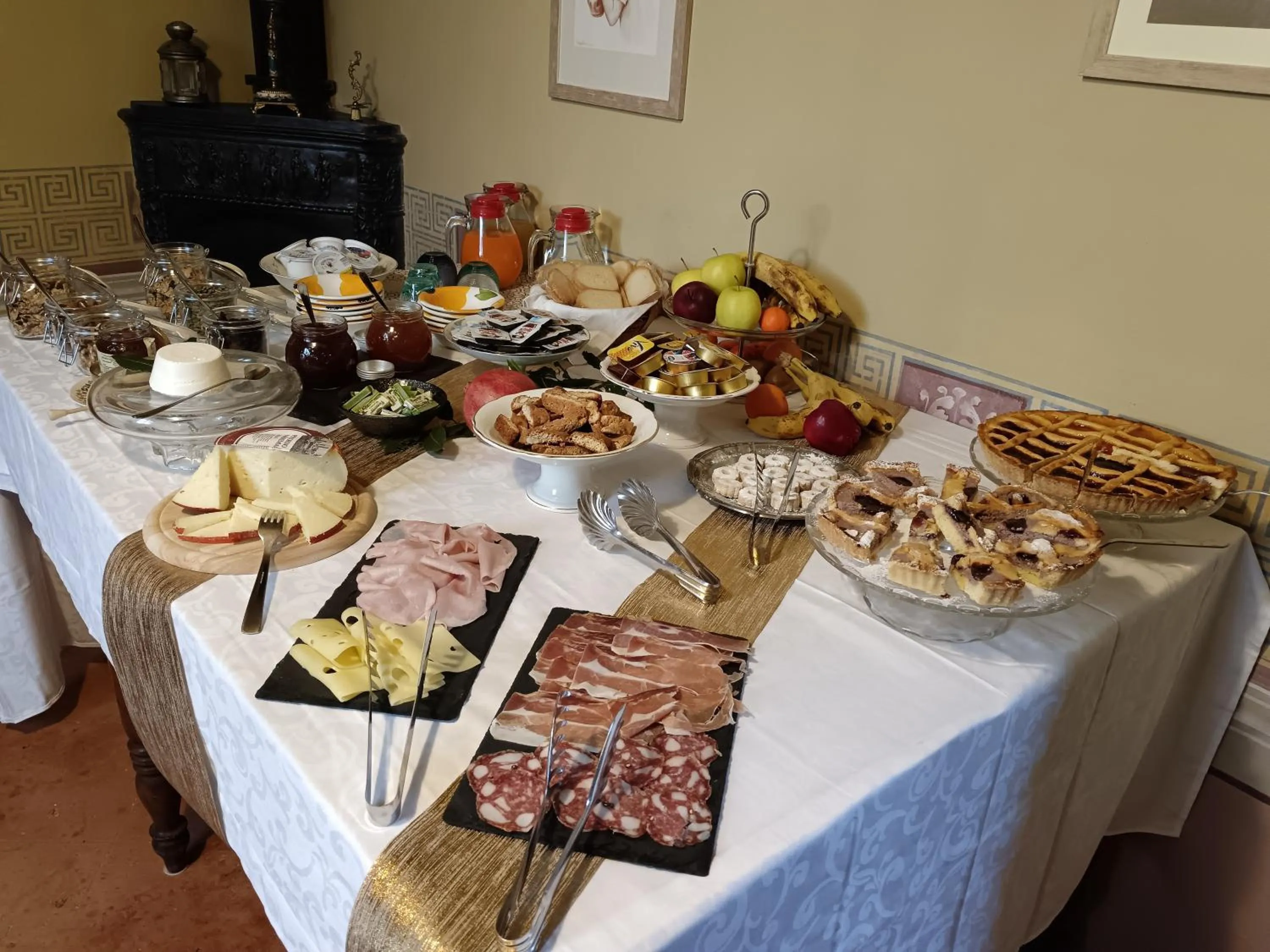 Buffet breakfast in Villa Sant’Andrea