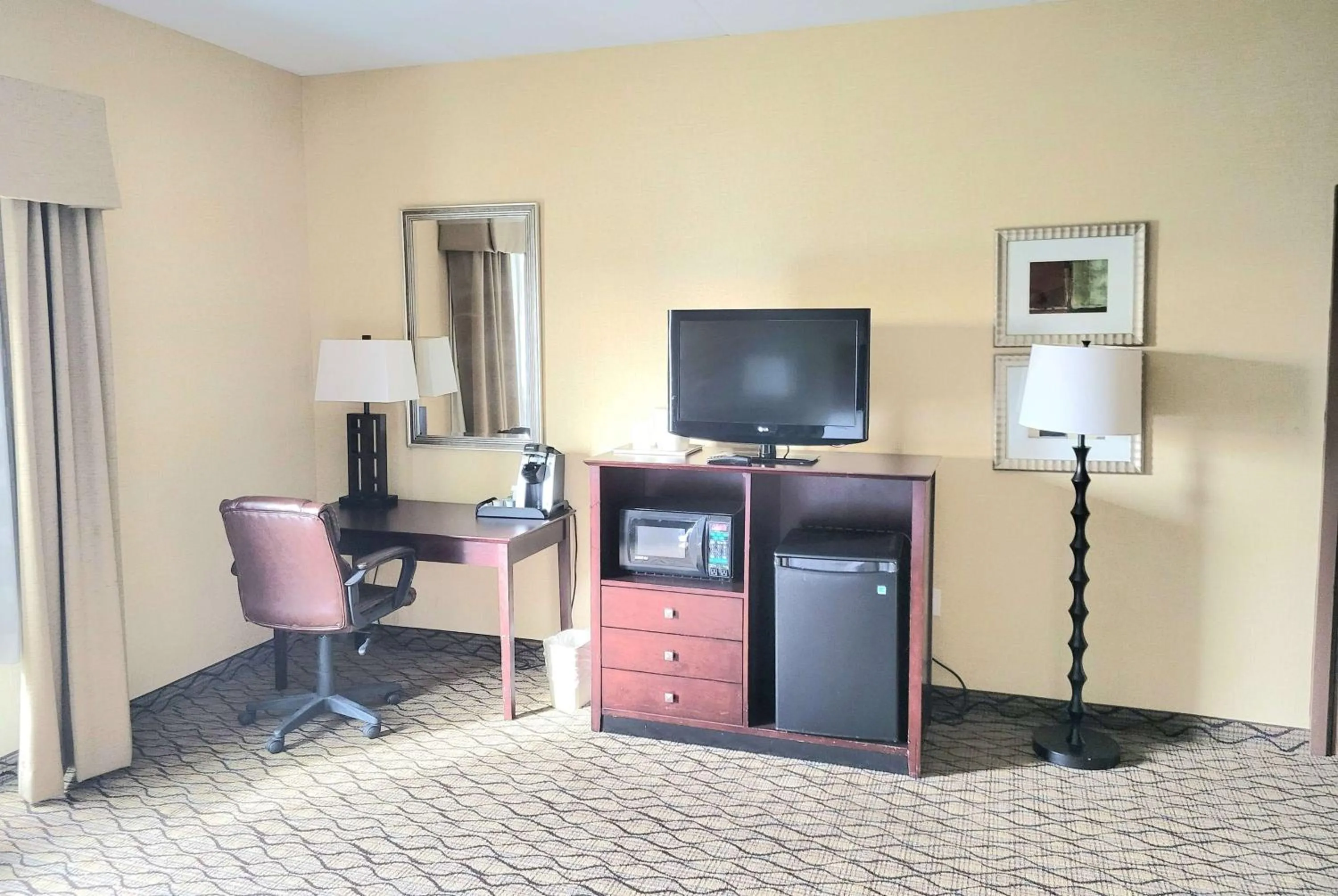 Photo of the whole room in Kittanning Plaza Hotel