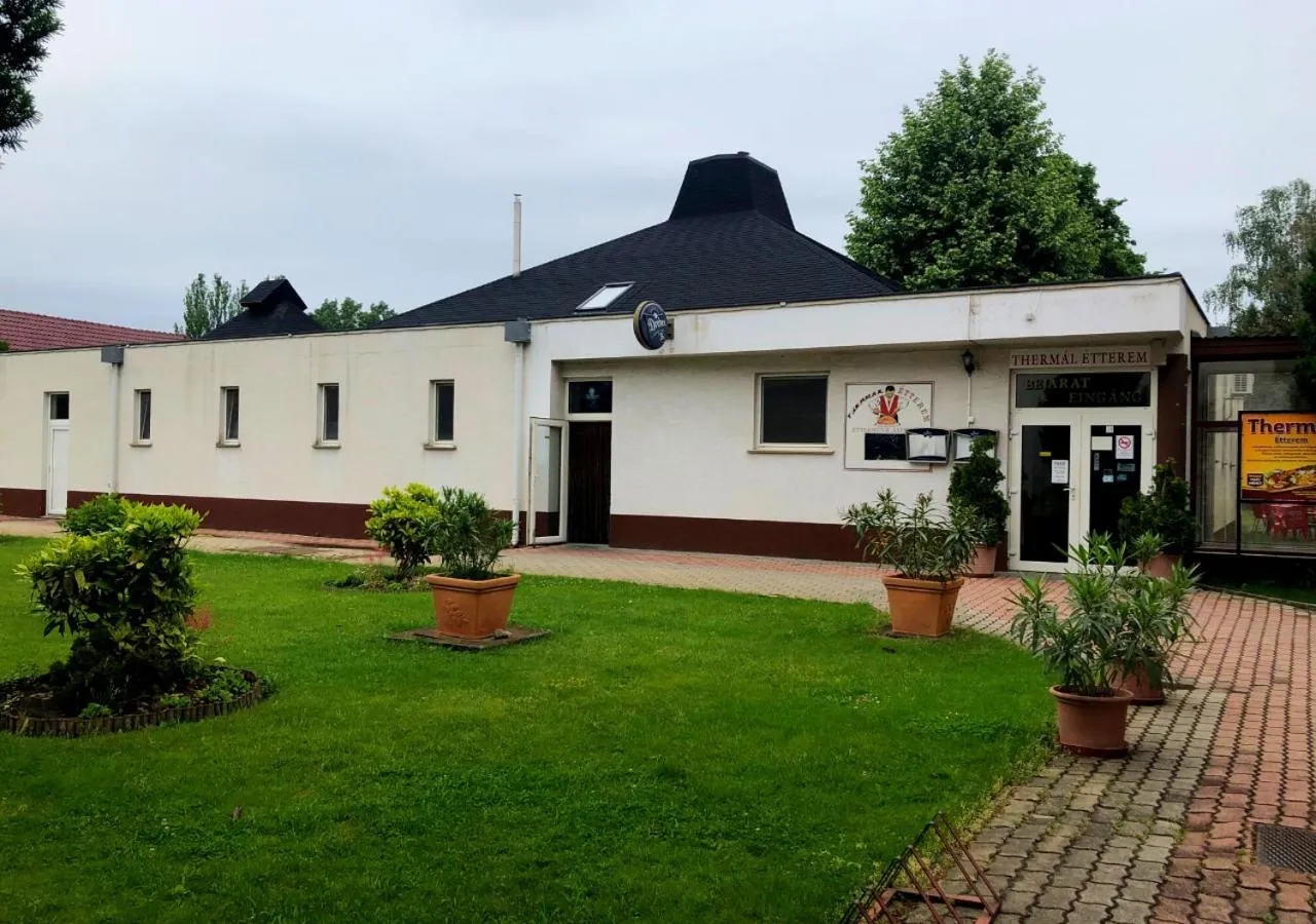 Restaurant/places to eat in Hotel Imperial Gyogyszallo es Gyogyfurdo