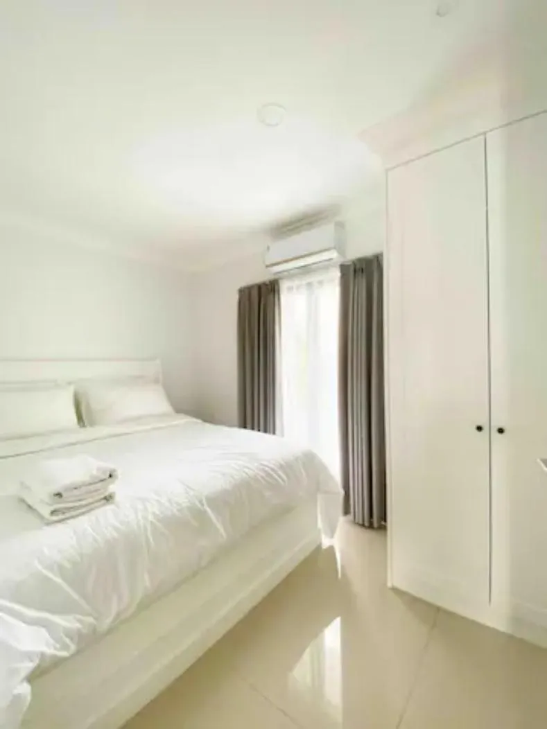 Bed in Loewys Home Tanjung Duren Jakarta Barat