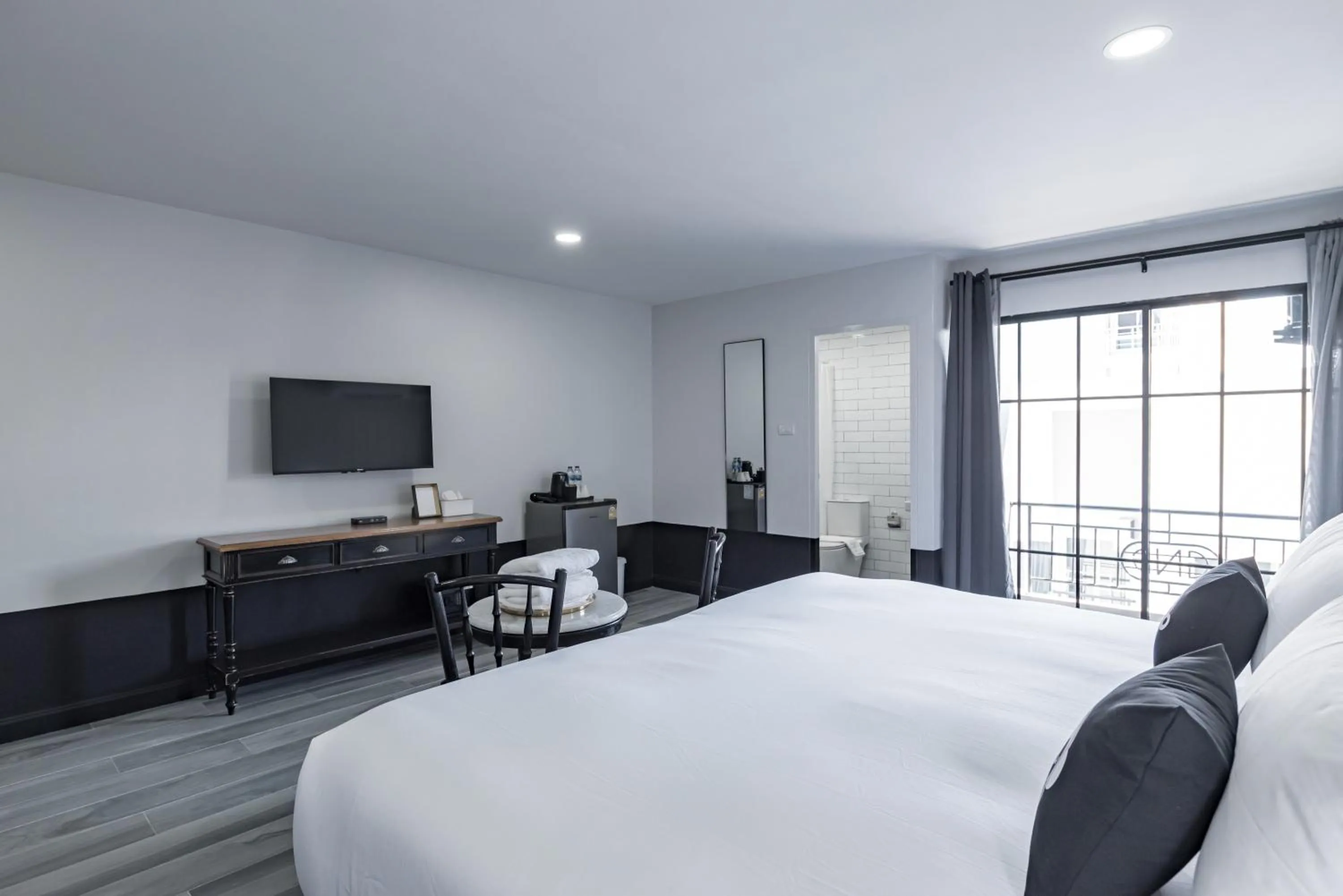 Photo of the whole room, Bed in Blu Monkey Boutique Bangsaen