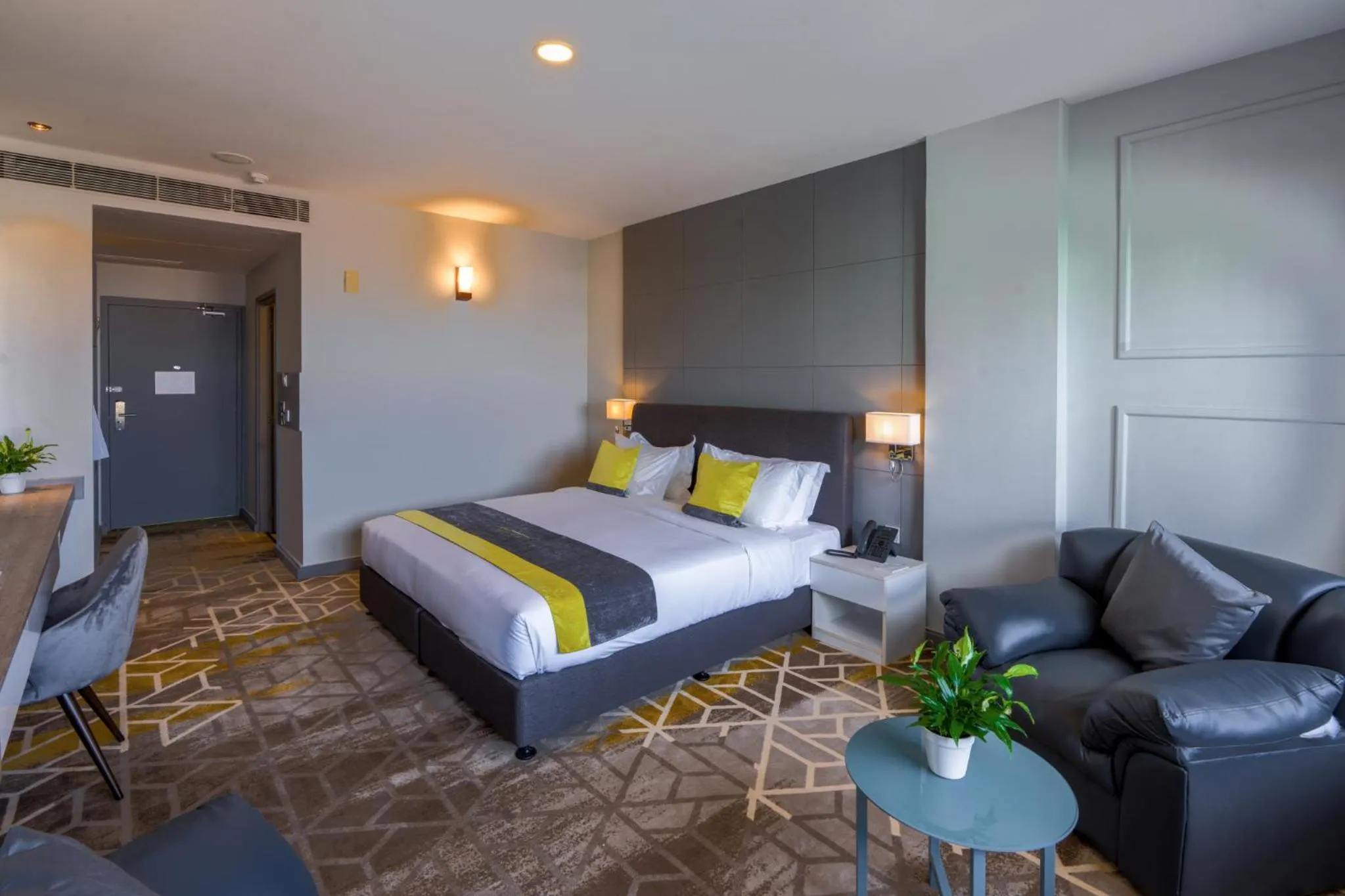 Bedroom, Bed in Manhattan Business Hotel, Male