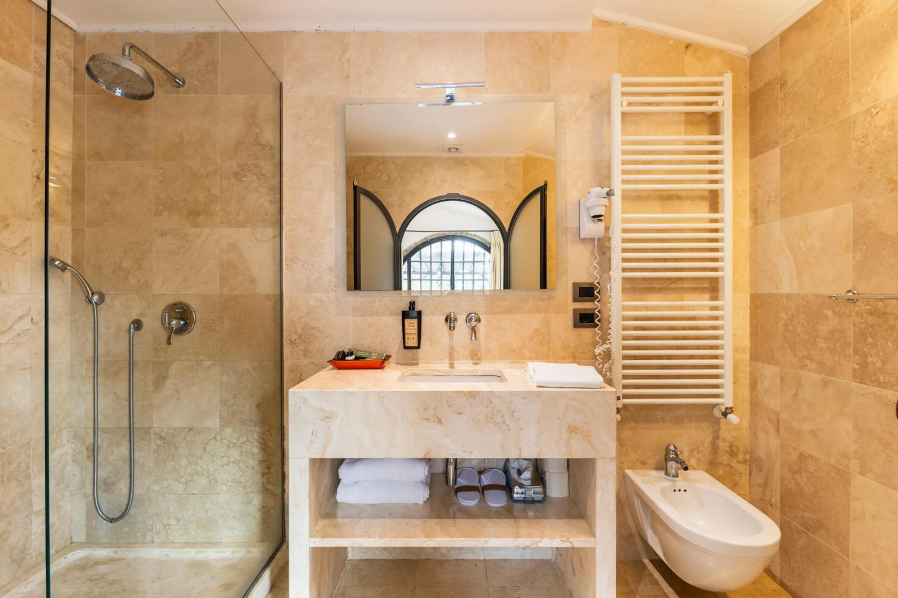 Bathroom in Borgo San Luigi