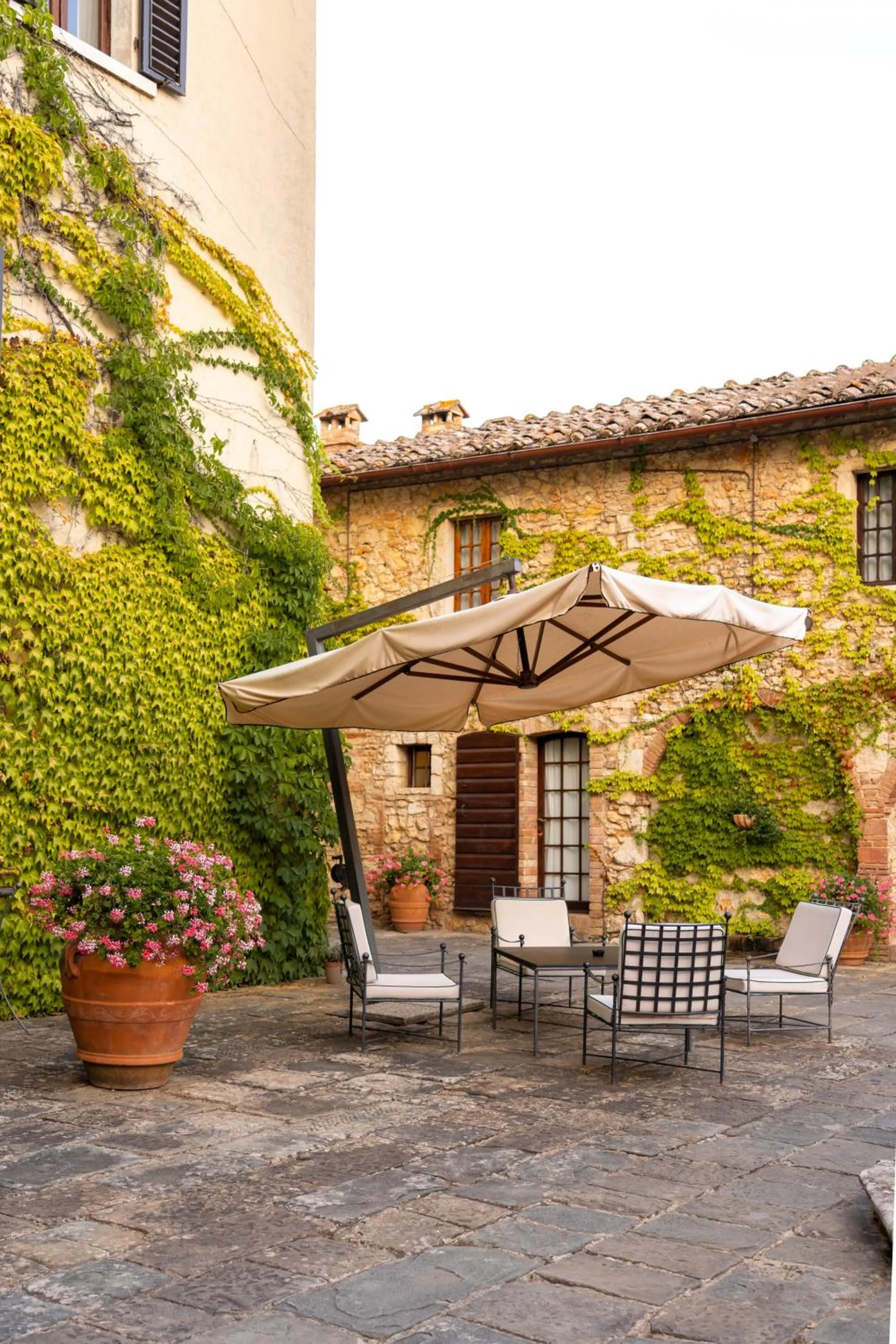 Property building in Borgo San Luigi