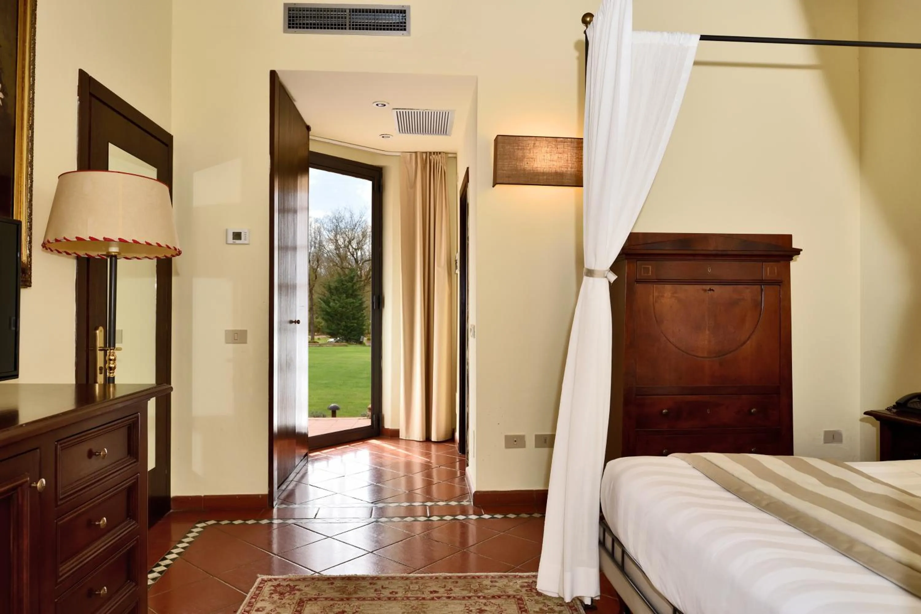 Photo of the whole room, Bed in Borgo San Luigi