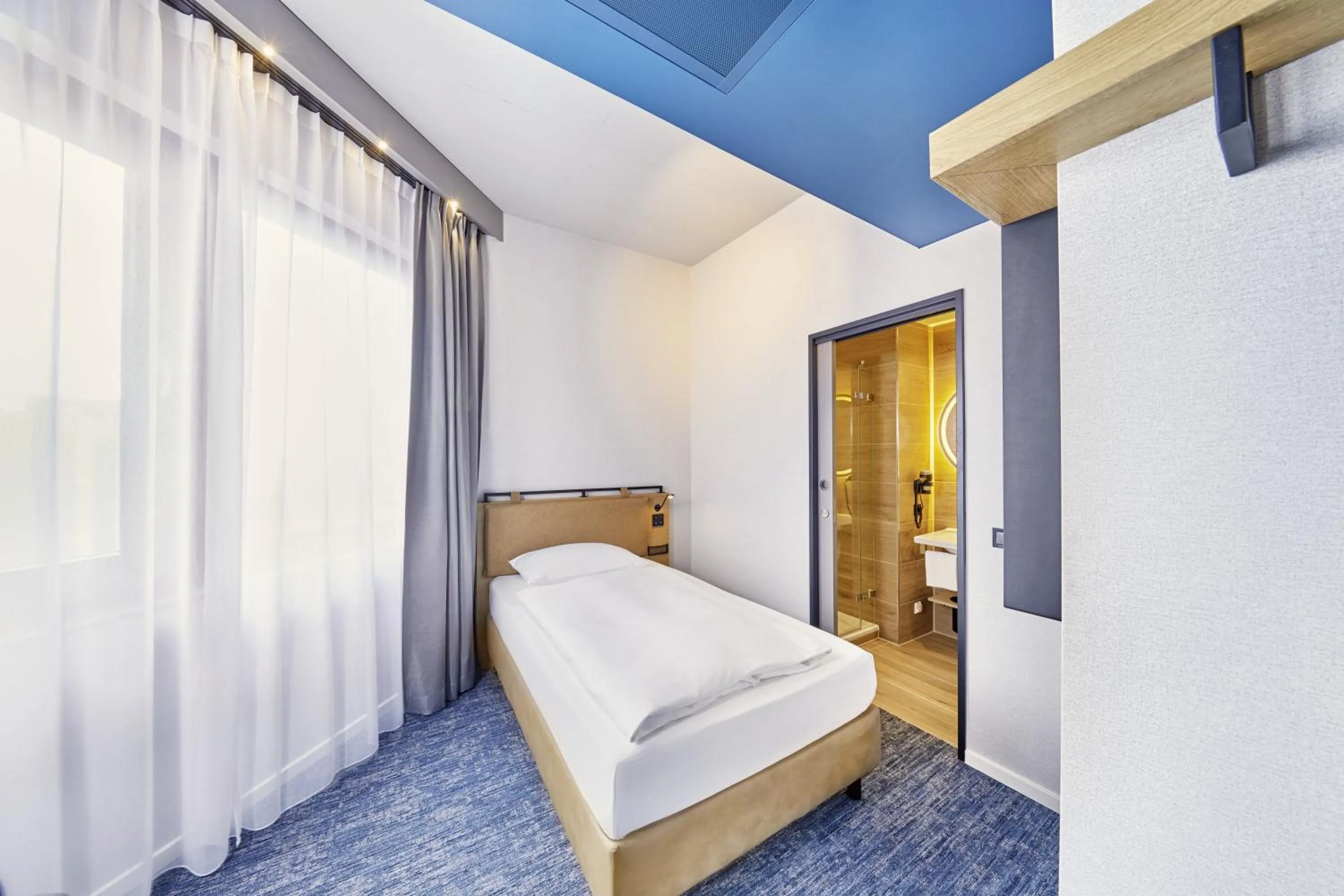 Photo of the whole room, Bed in H2 Hotel Düsseldorf Seestern