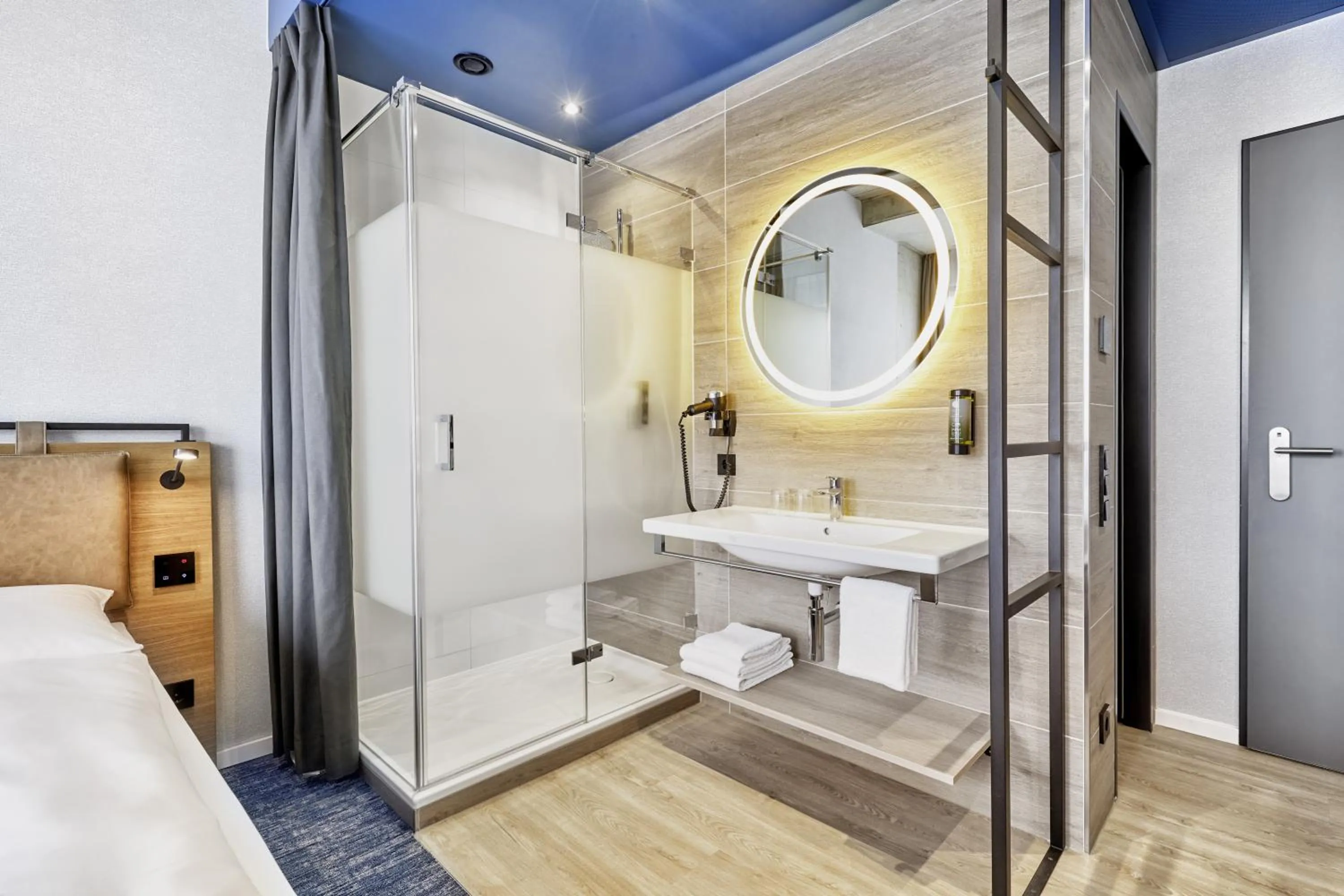 Bathroom, Bed in H2 Hotel Düsseldorf Seestern