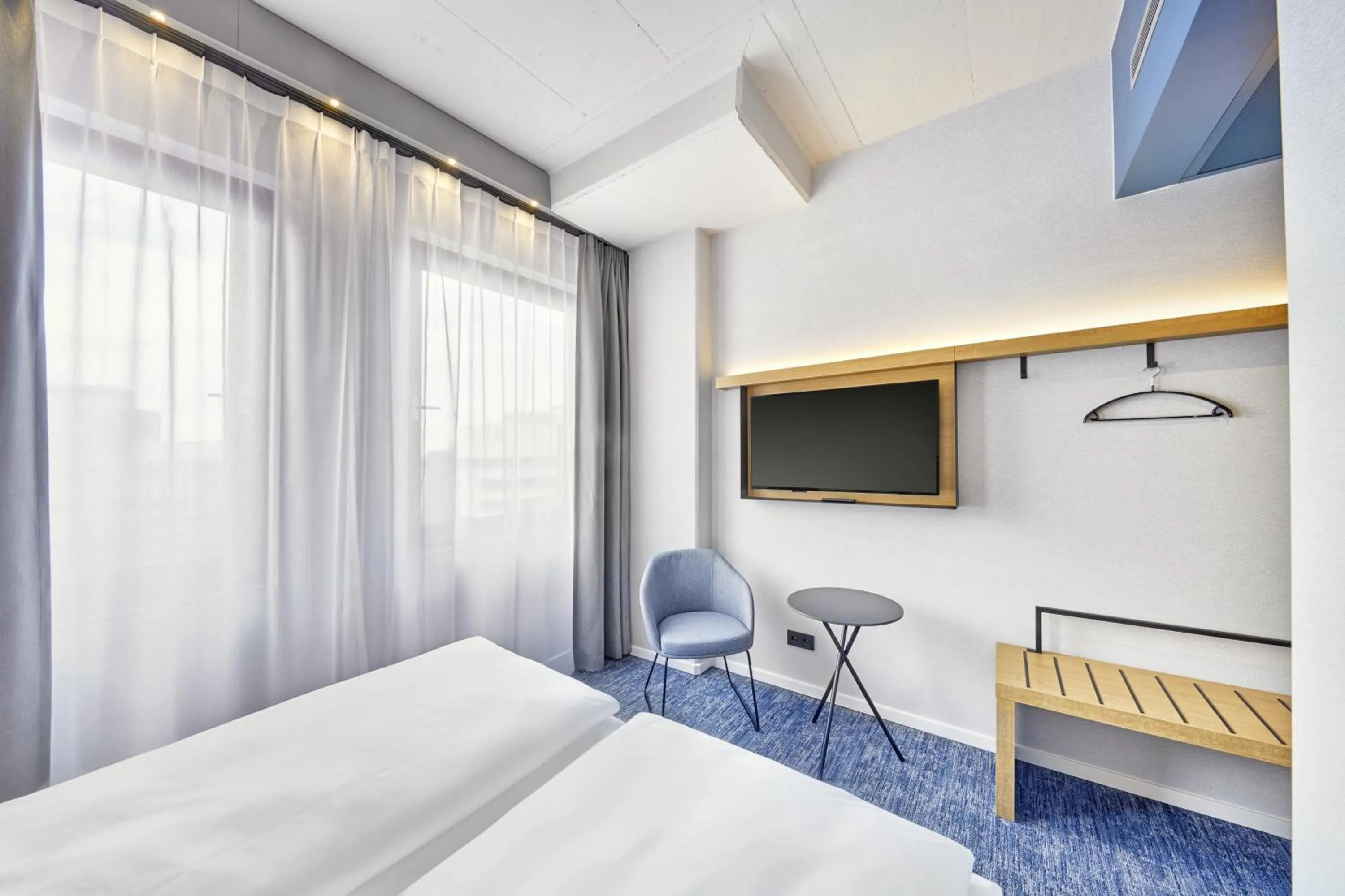Photo of the whole room, Bed in H2 Hotel Düsseldorf Seestern