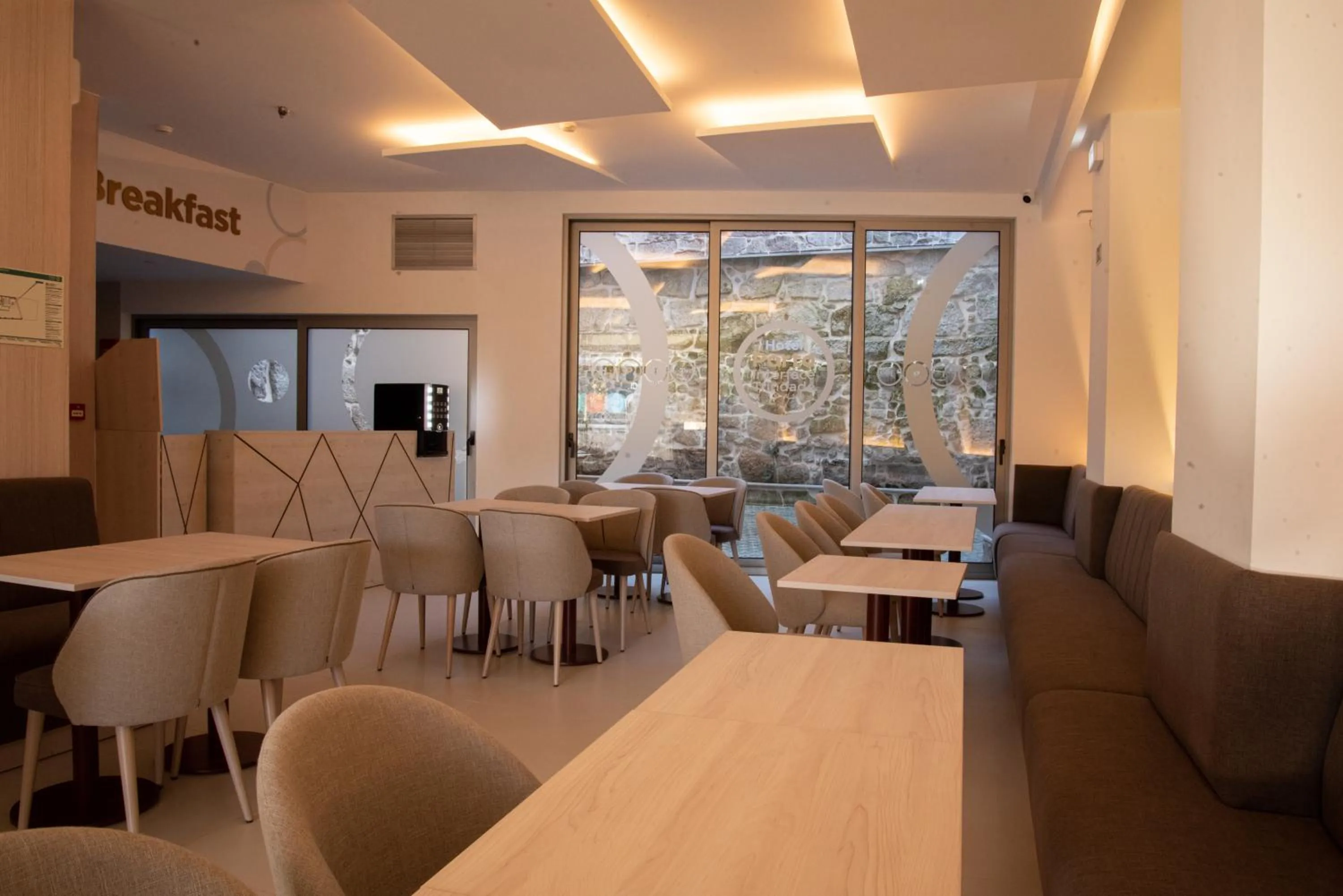 Dining area in Hotel Porto Interface Trindade By Kavia