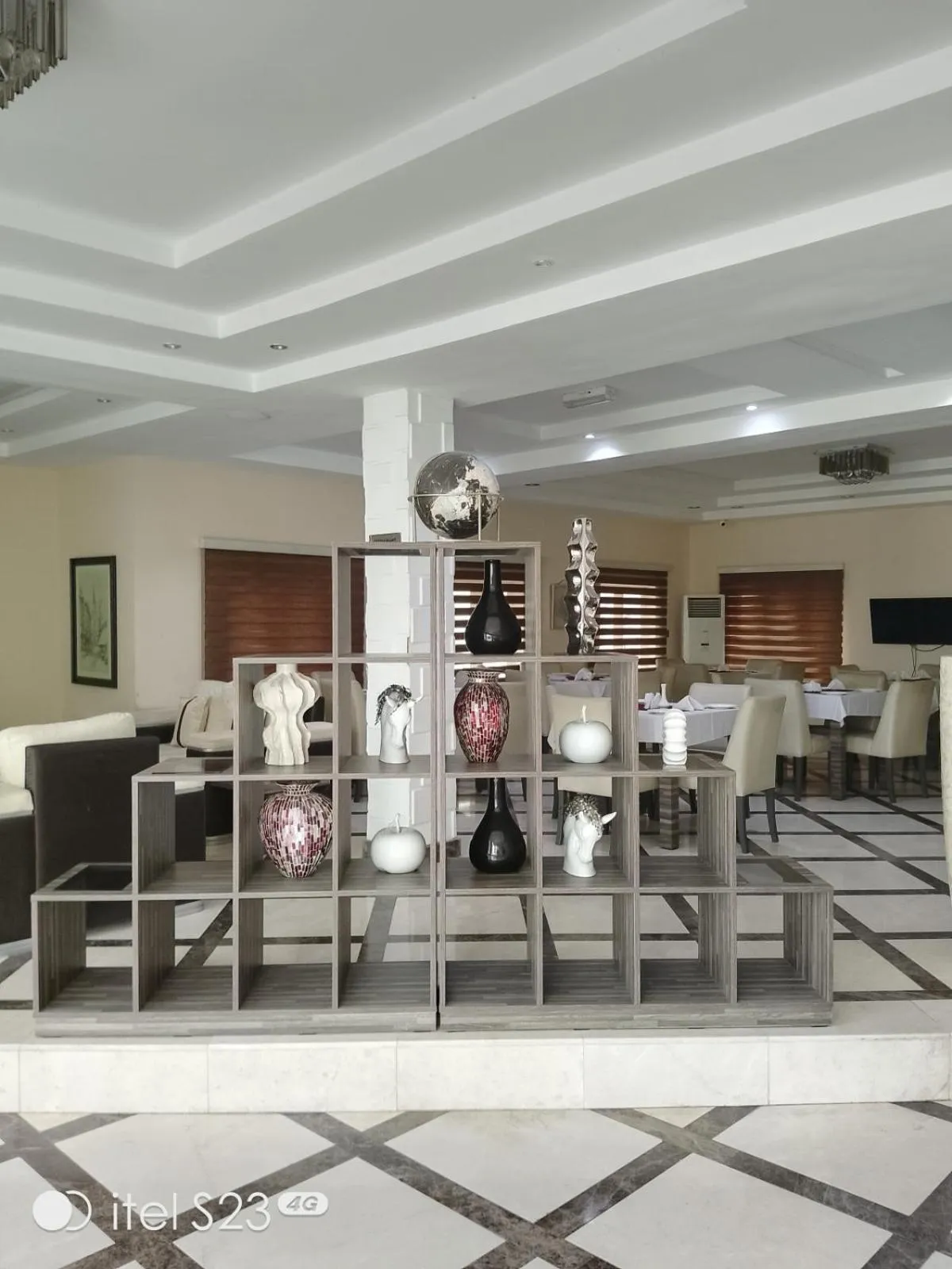 Restaurant/places to eat in Ellyxville Hotel