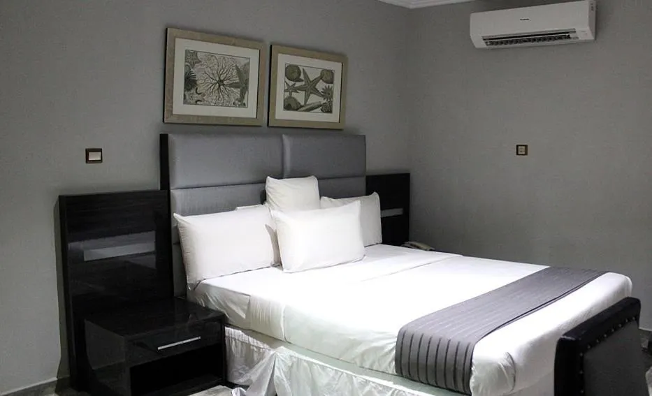 Bed in Ellyxville Hotel