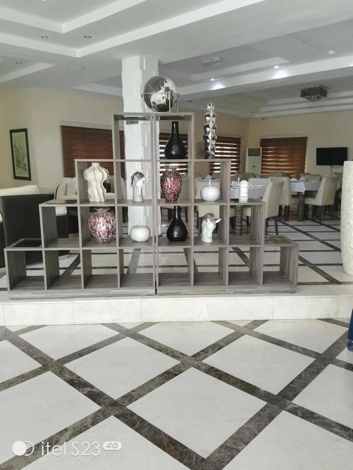 Restaurant/places to eat in Ellyxville Hotel