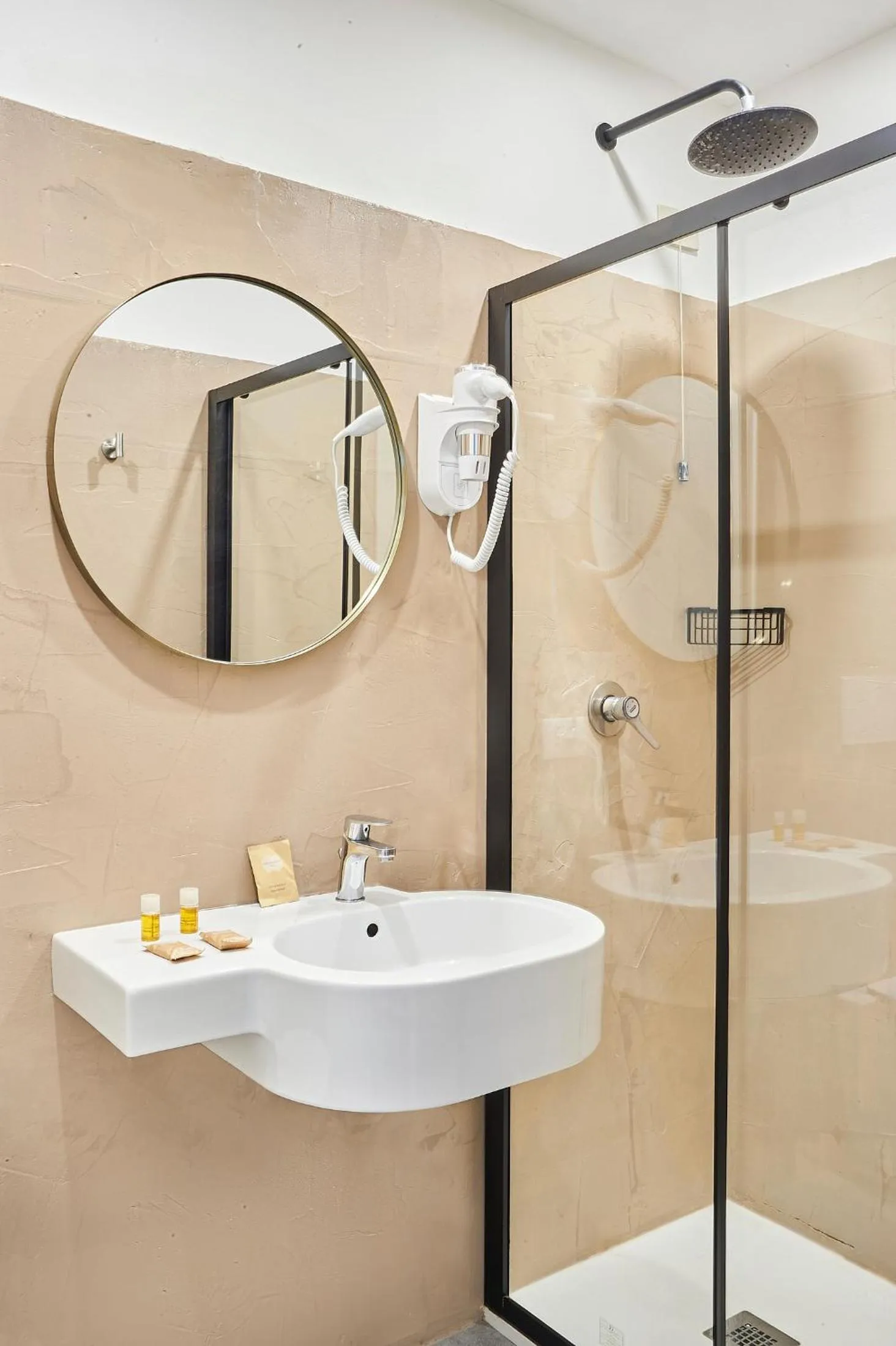 Shower in Hotel Brooklyn