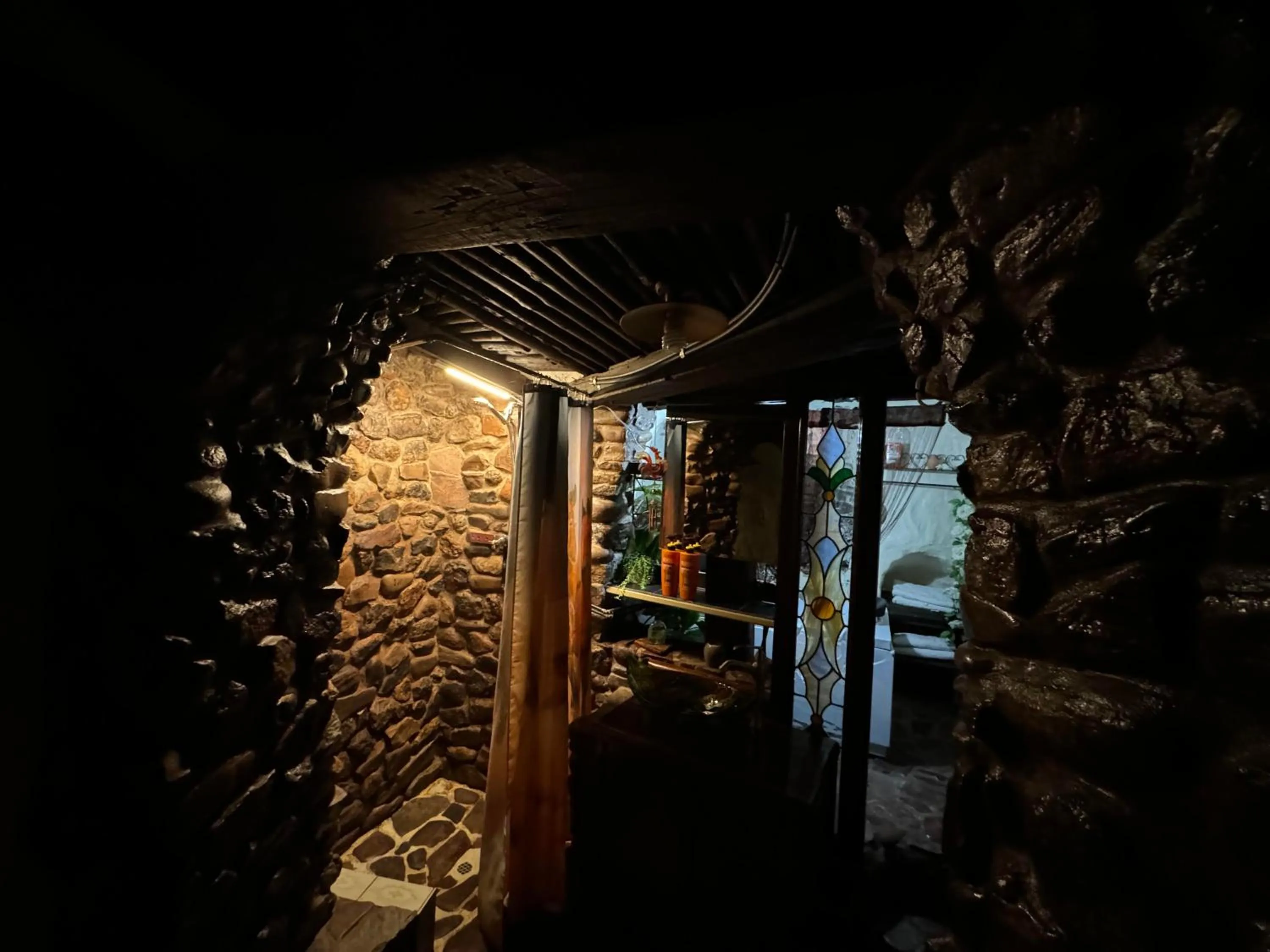 Bathroom in Di's Dugouts