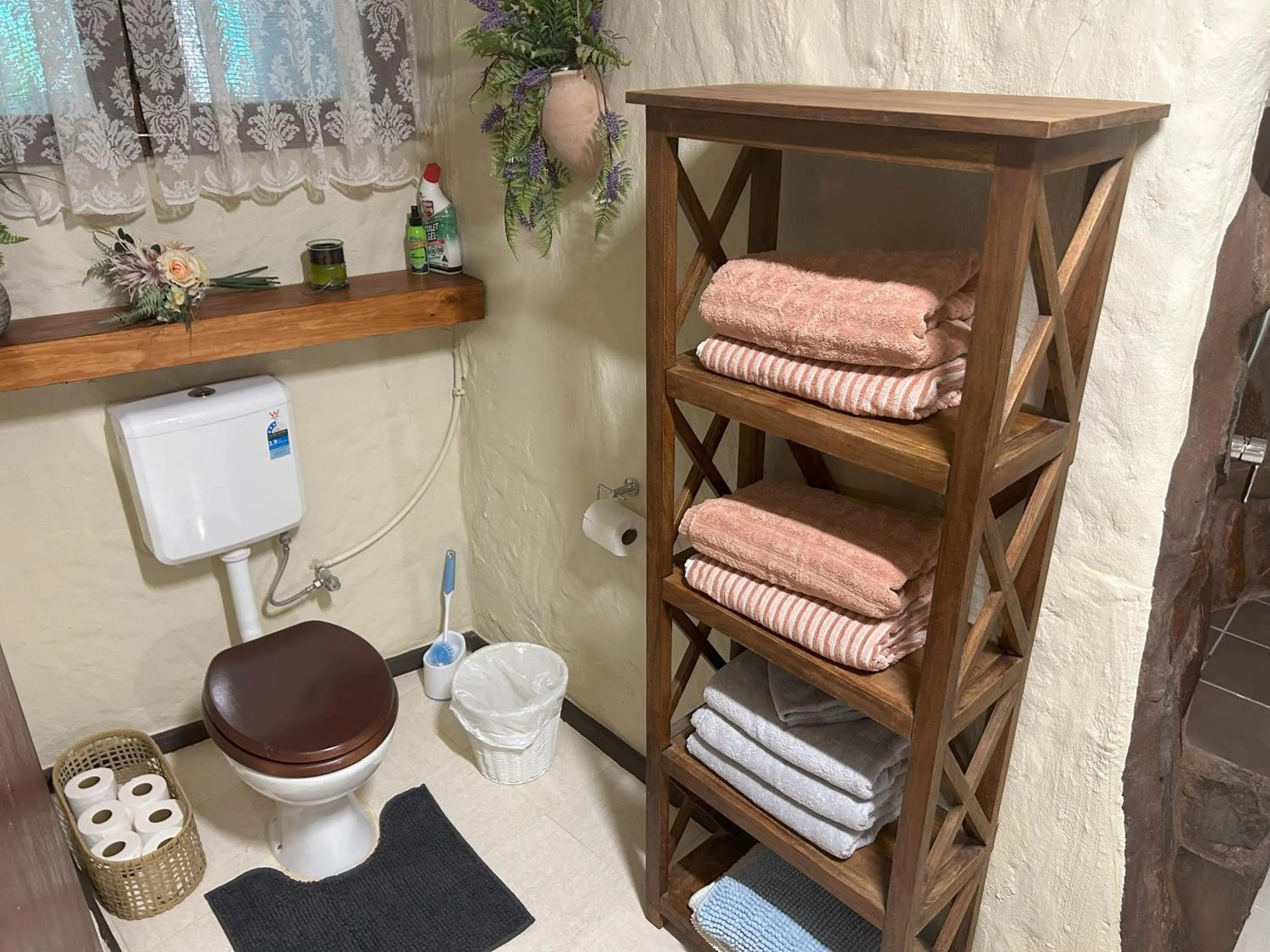 Bathroom in Di's Dugouts