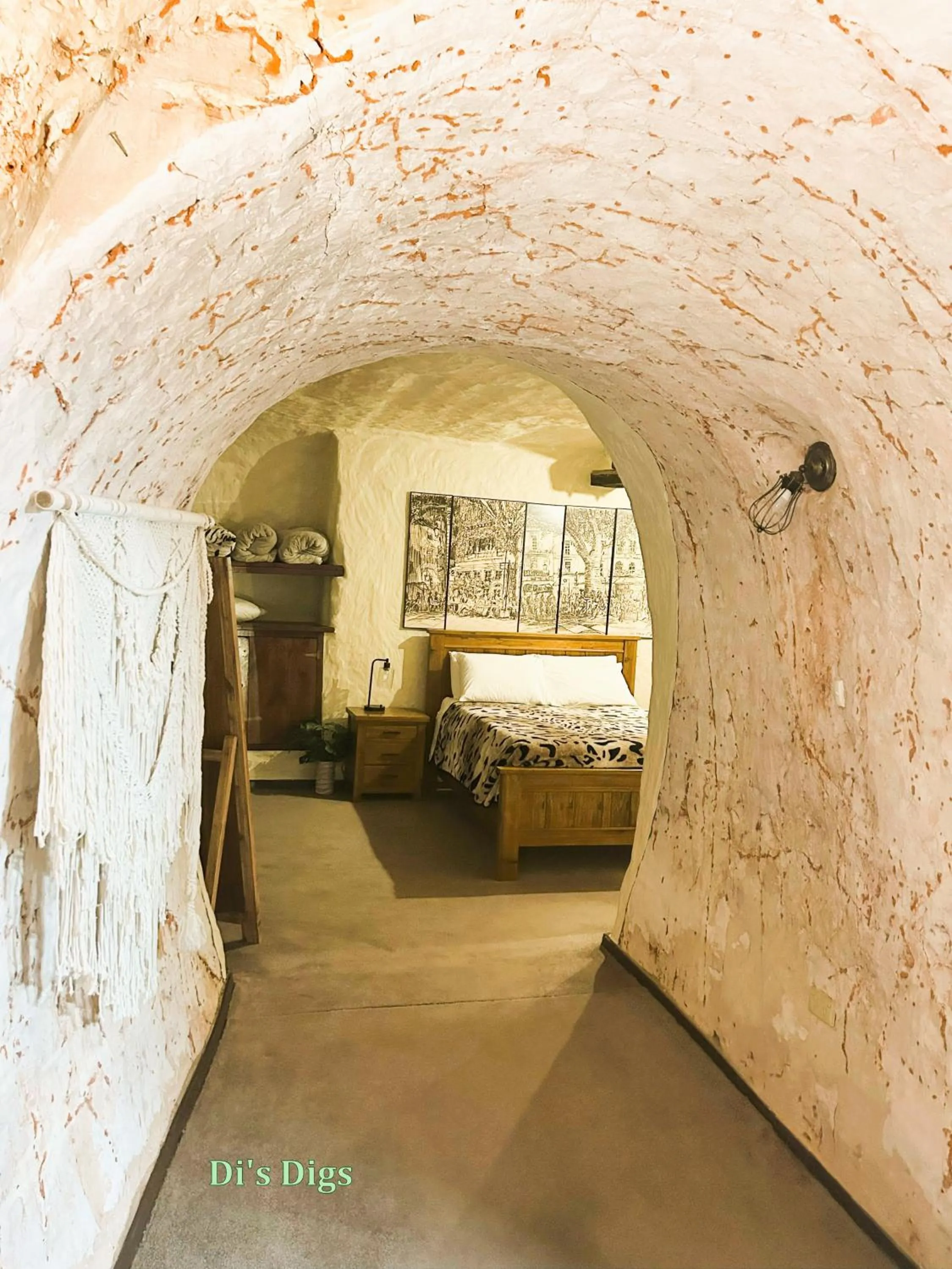 Bedroom, Bed in Di's Dugouts