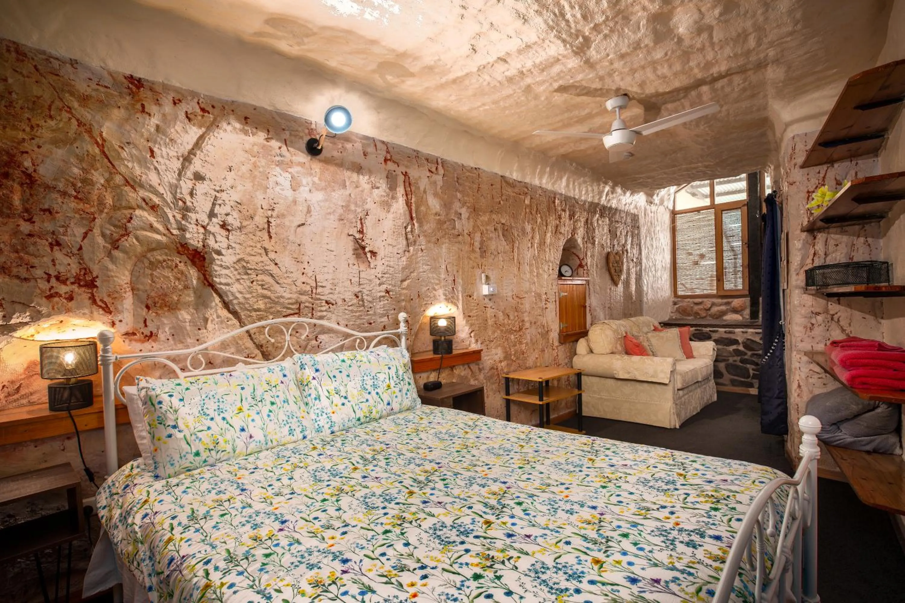 Bedroom, Bed in Di's Dugouts