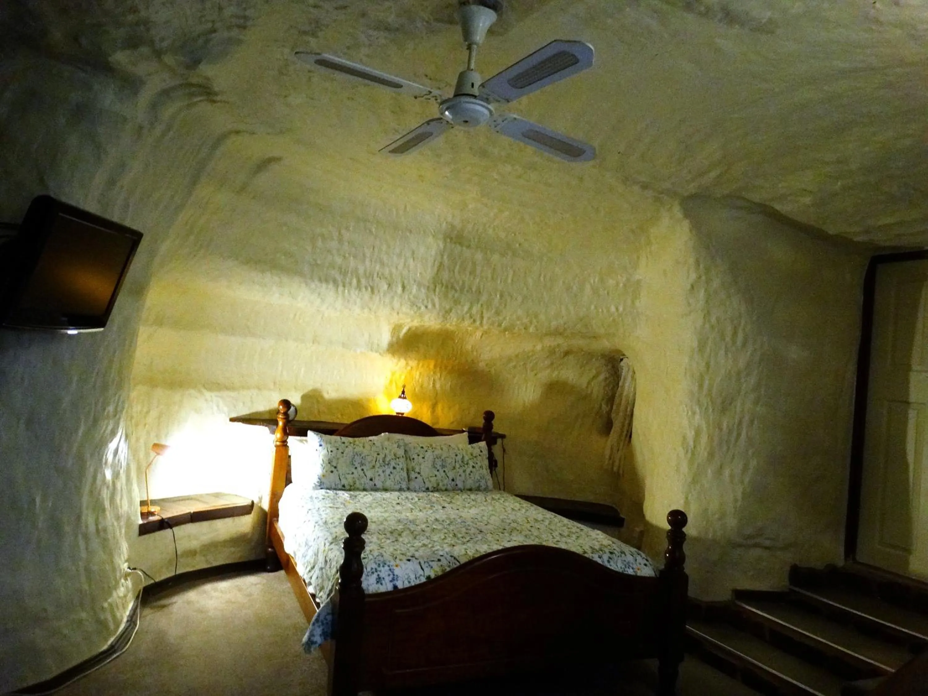 Bedroom, Bed in Di's Dugouts