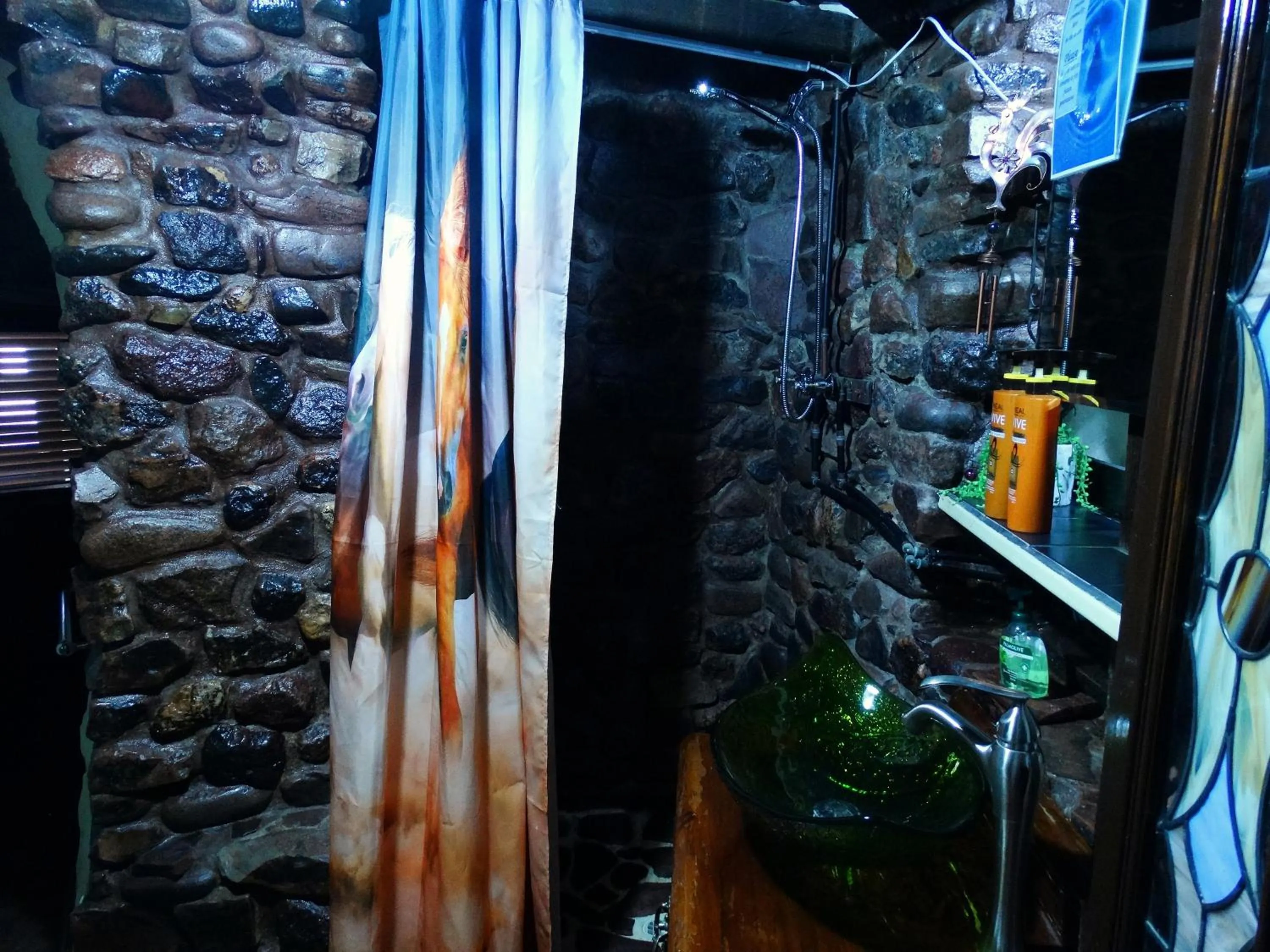 Shower in Di's Dugouts