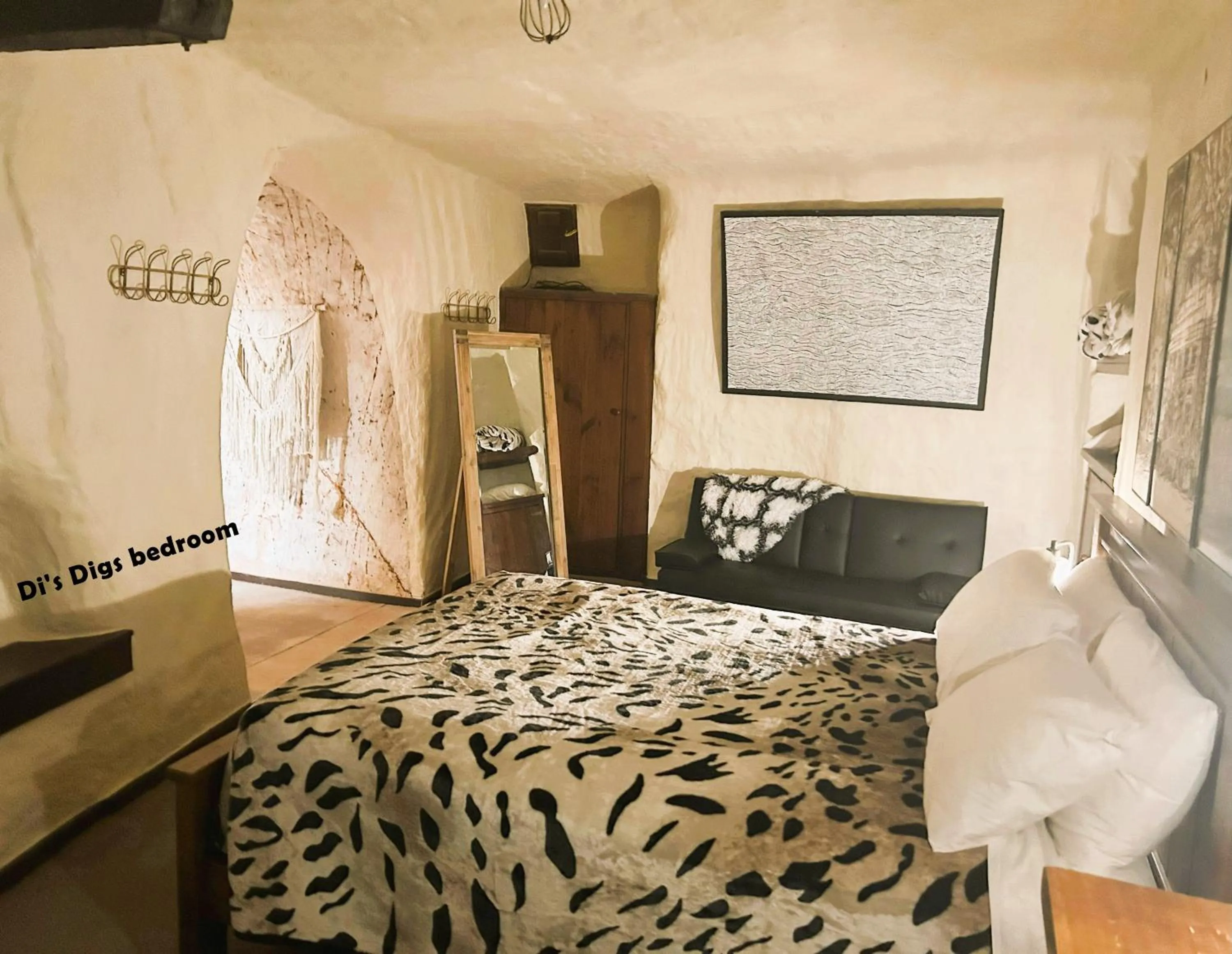 Bedroom, Bed in Di's Dugouts