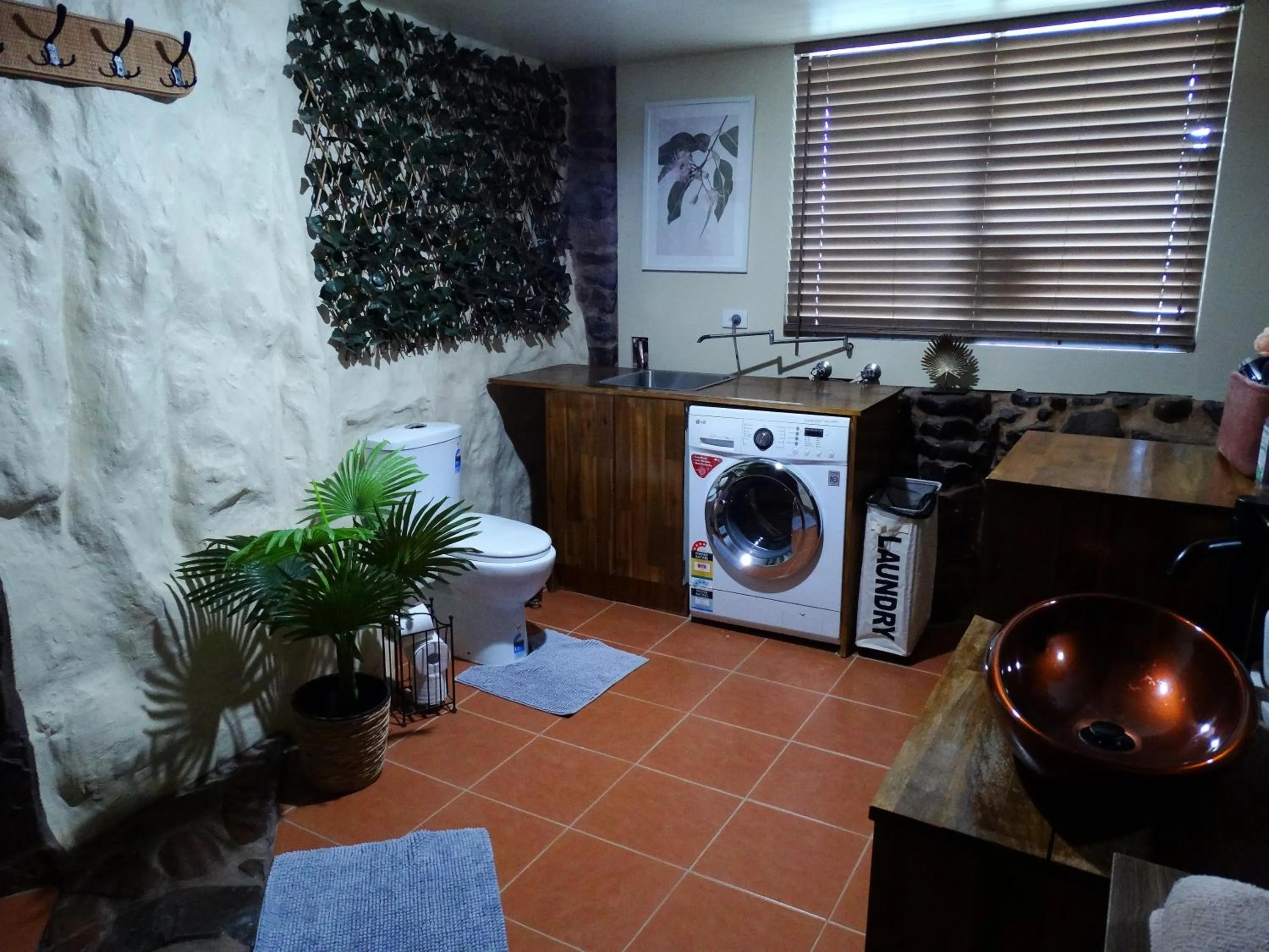 Bathroom in Di's Dugouts